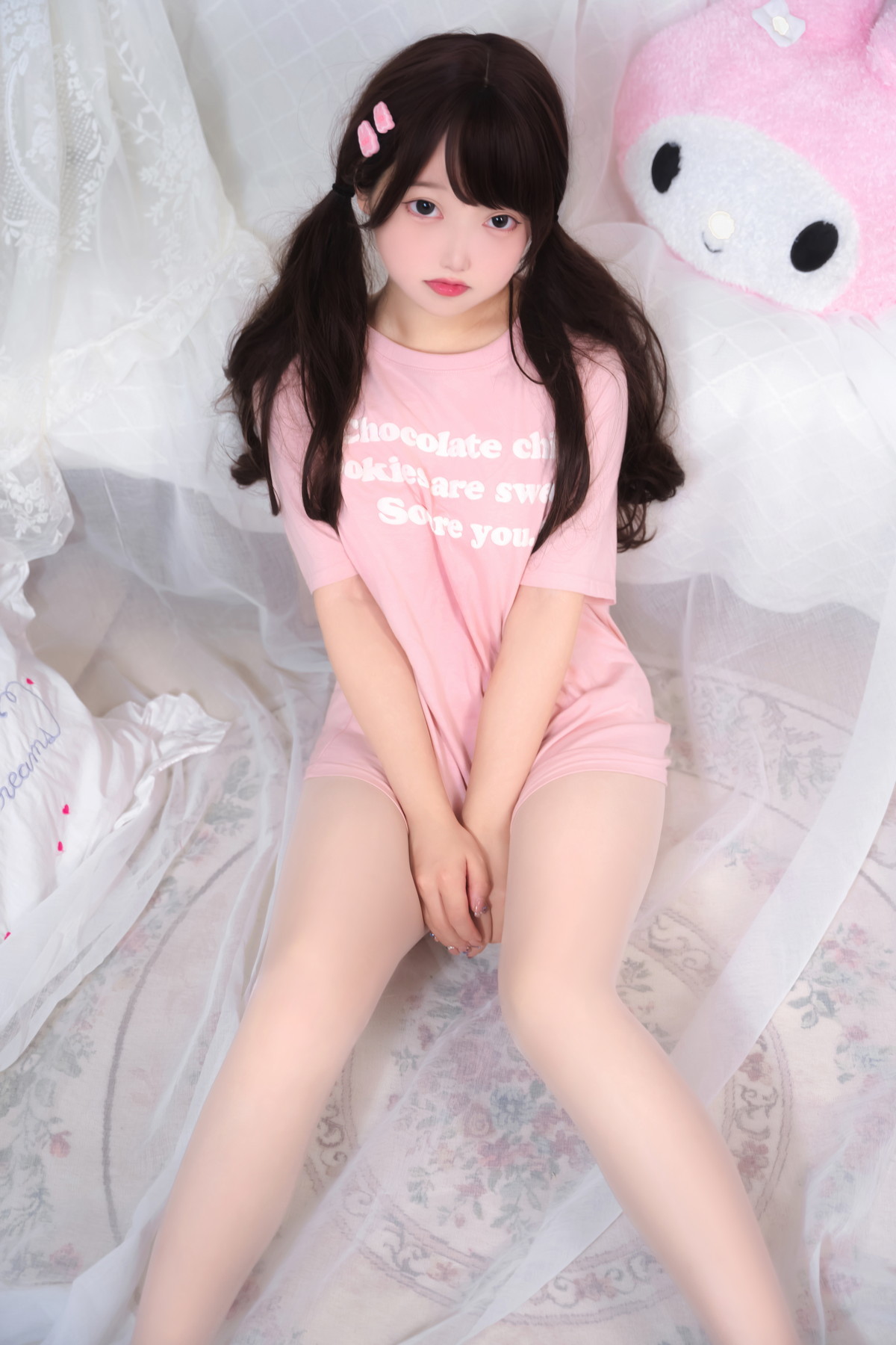 Xgyw.Net_网络美女Eloise软软乖乖的白丝主题私房性感短袖粉T配白丝袜秀美腿诱惑写真46P
