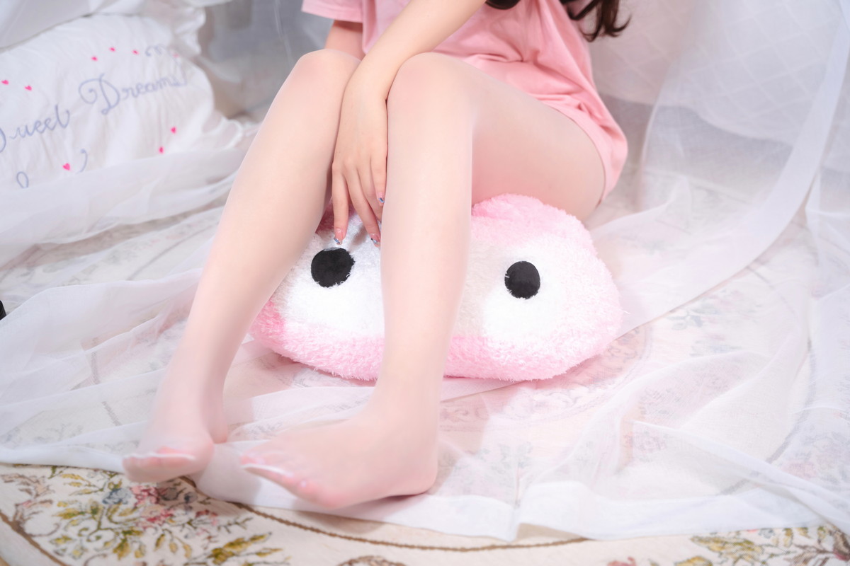 Xgyw.Net_网络美女Eloise软软乖乖的白丝主题私房性感短袖粉T配白丝袜秀美腿诱惑写真46P