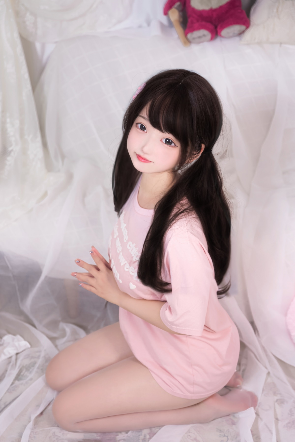 Xgyw.Net_网络美女Eloise软软乖乖的白丝主题私房性感短袖粉T配白丝袜秀美腿诱惑写真46P