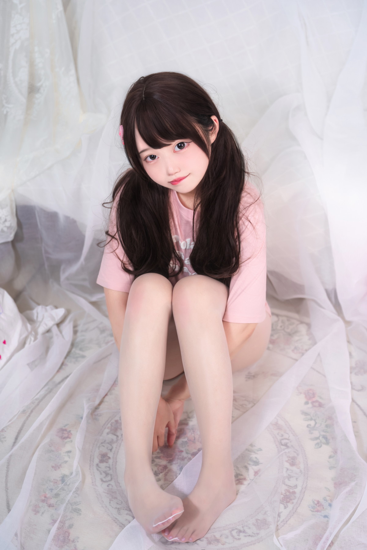 Xgyw.Net_网络美女Eloise软软乖乖的白丝主题私房性感短袖粉T配白丝袜秀美腿诱惑写真46P