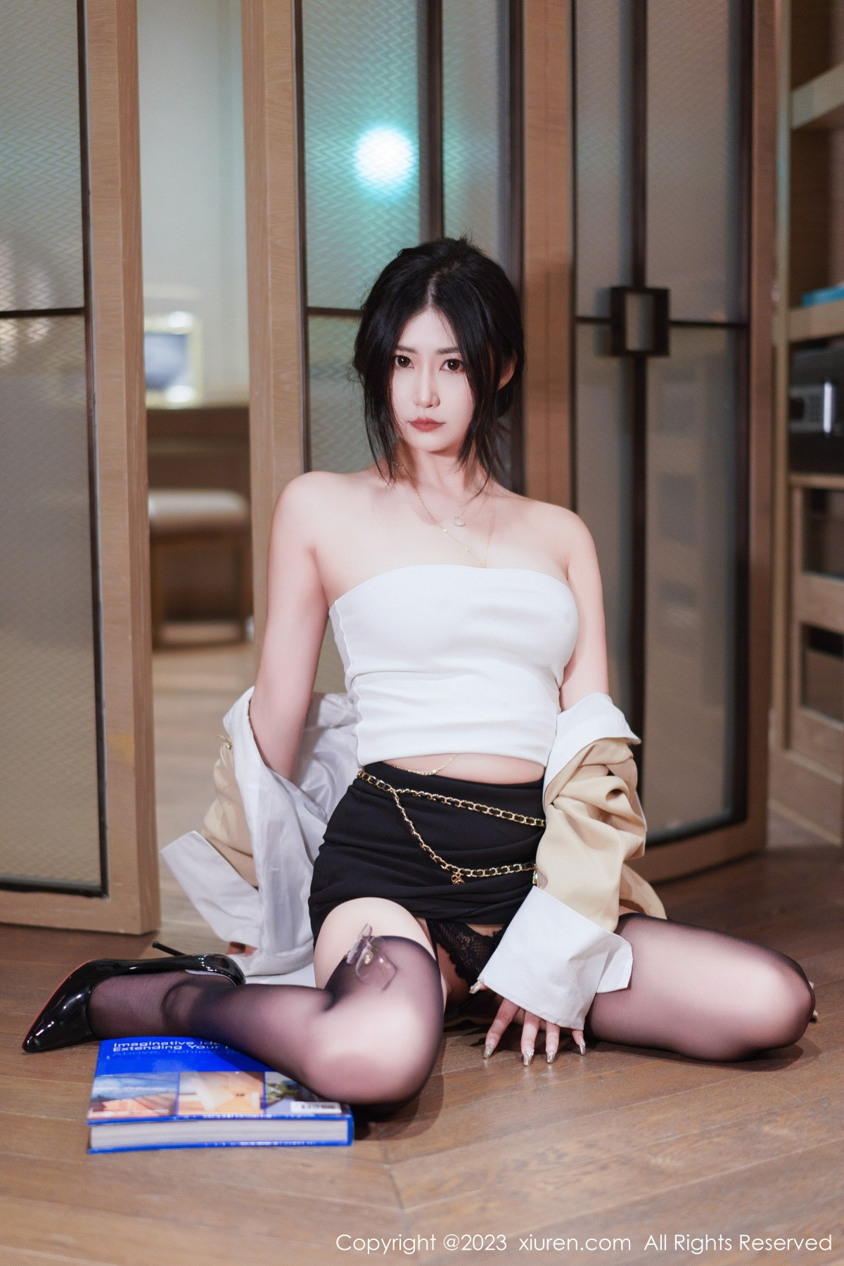 Xgyw.Net_XiuRen第6129期_模特laura阿姣白色露肩上衣配黑短裙露黑丝吊袜秀美腿诱惑写真71P