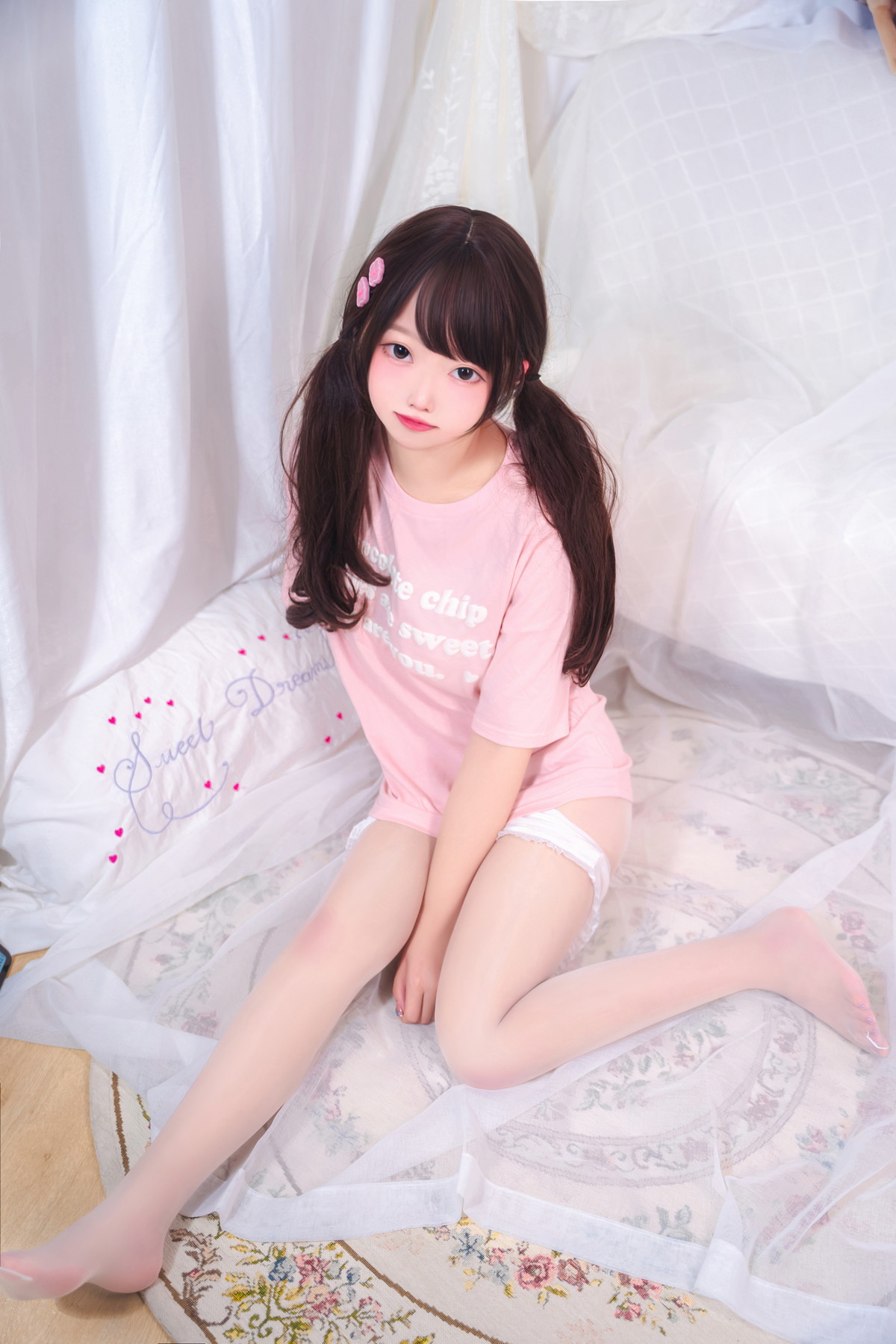 Xgyw.Net_网络美女Eloise软软乖乖的白丝主题私房性感短袖粉T配白丝袜秀美腿诱惑写真46P