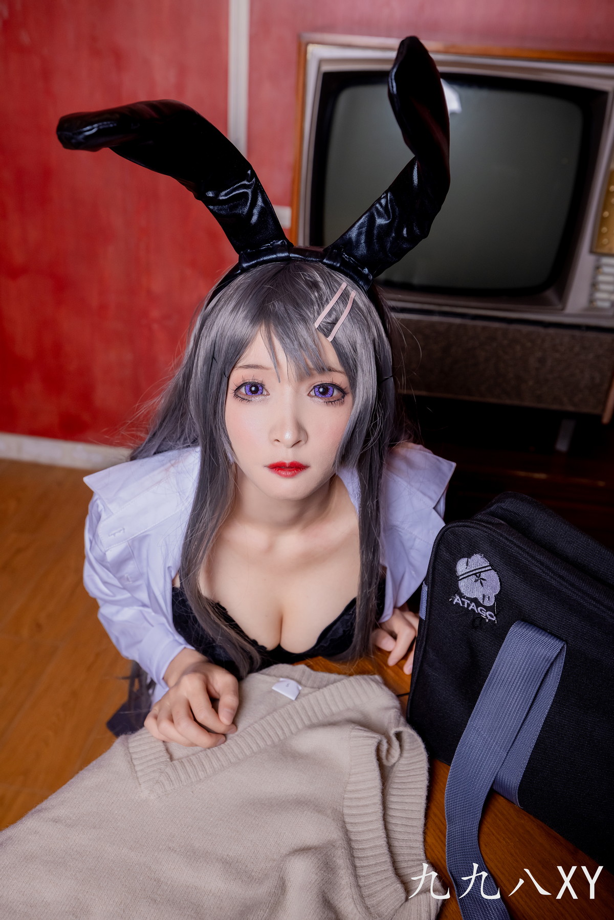 Xgyw.Net_动漫博主九九八XY麻衣学姐主题性感兔女郎装扮黑色短裙下超薄黑丝秀美腿写真46P