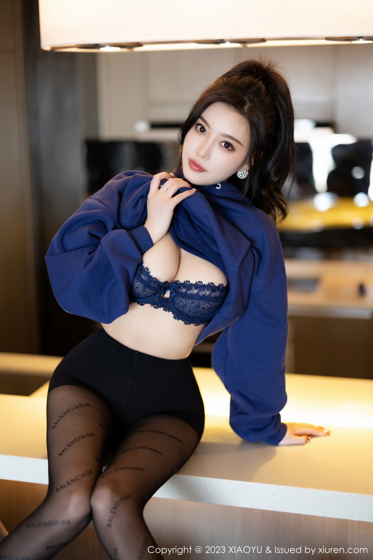Xgyw.Net_[XiaoYu画语界]Vol.946_女神杨晨晨Yome脱外套露蕾丝内衣超薄黑丝秀完美身材诱惑写真82P