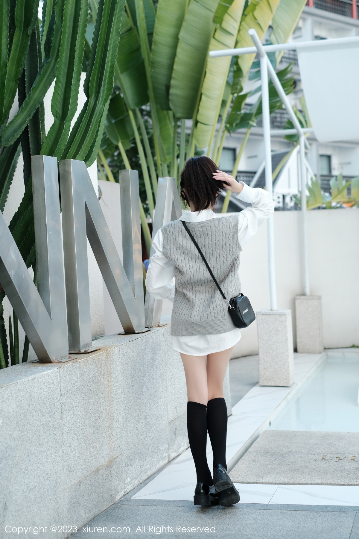 Xgyw.Net_XiuRen第6145期_模特佘贝拉bella南京旅拍性感白T配灰色短裙秀完美身材迷人写真59P