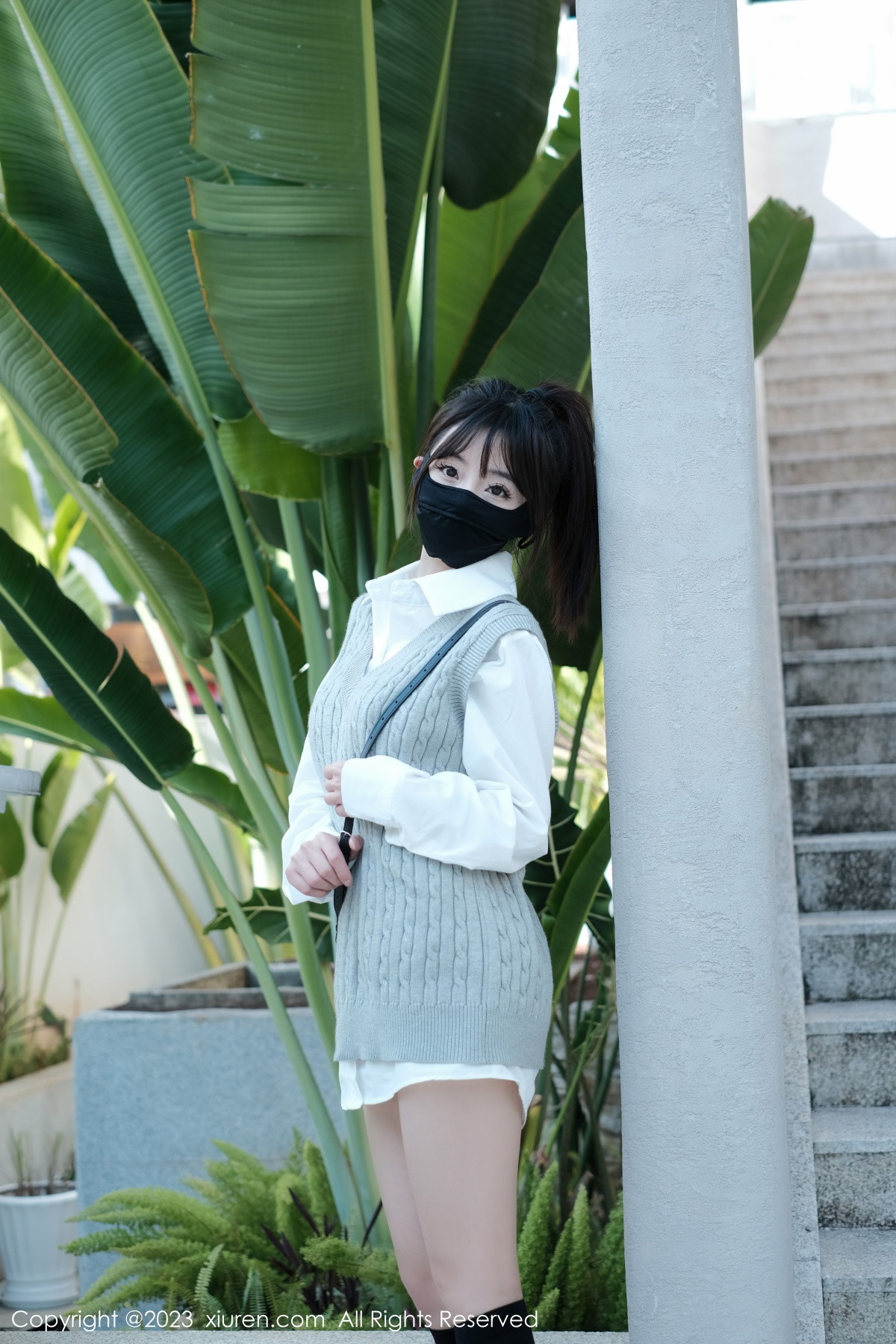 Xgyw.Net_XiuRen第6145期_模特佘贝拉bella南京旅拍性感白T配灰色短裙秀完美身材迷人写真59P