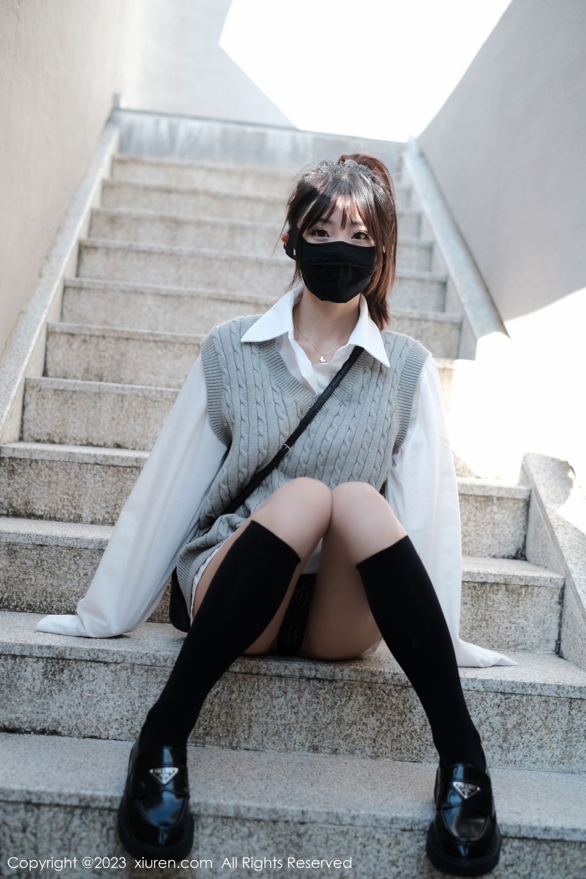 Xgyw.Net_XiuRen第6145期_模特佘贝拉bella南京旅拍性感白T配灰色短裙秀完美身材迷人写真59P