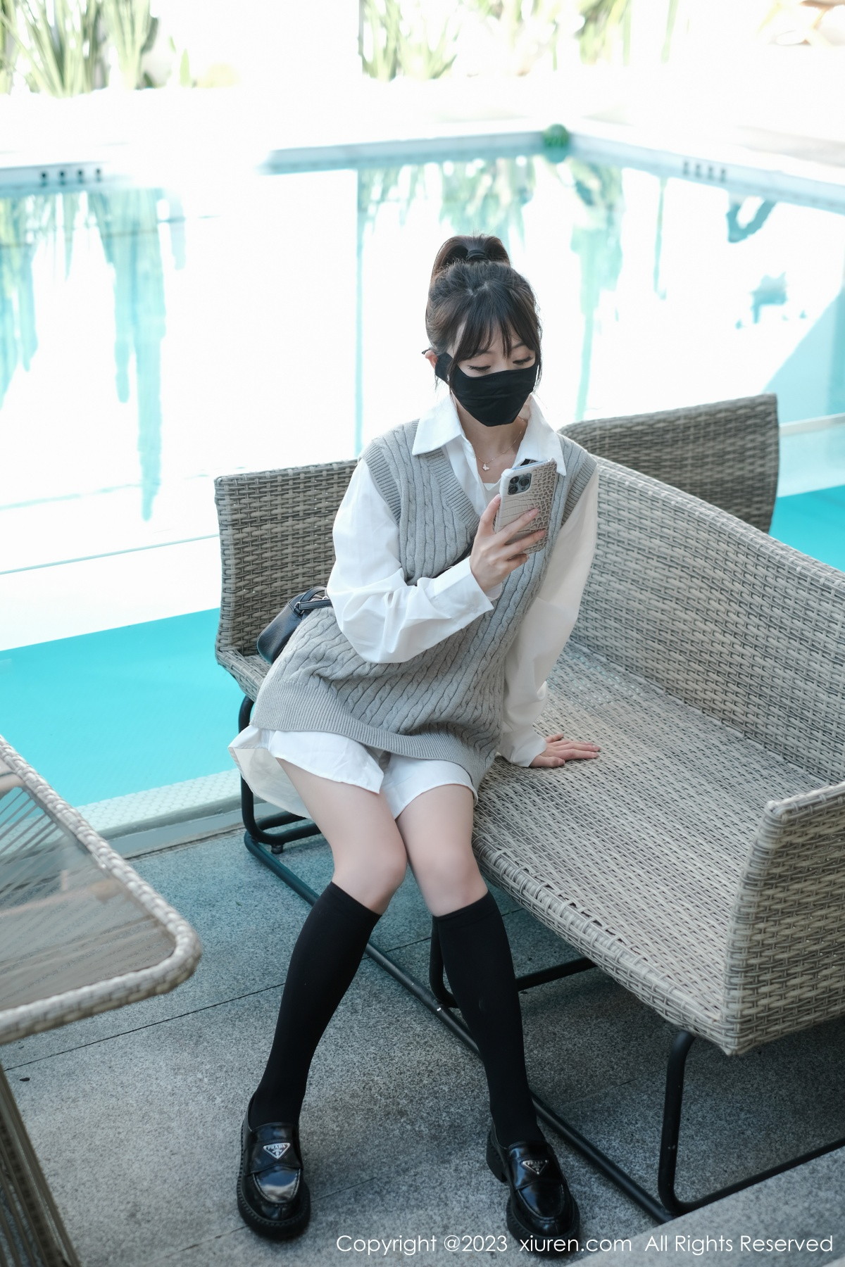 Xgyw.Net_XiuRen第6145期_模特佘贝拉bella南京旅拍性感白T配灰色短裙秀完美身材迷人写真59P