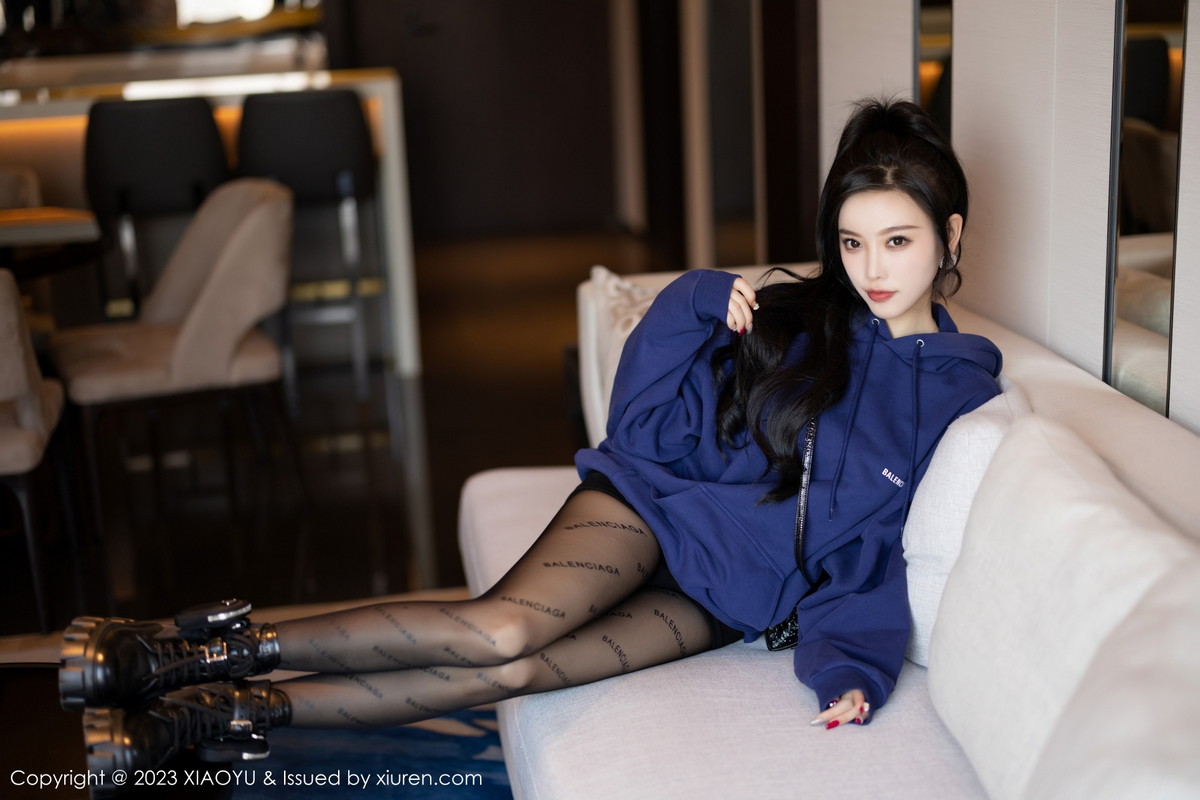 Xgyw.Net_[XiaoYu画语界]Vol.946_女神杨晨晨Yome脱外套露蕾丝内衣超薄黑丝秀完美身材诱惑写真82P