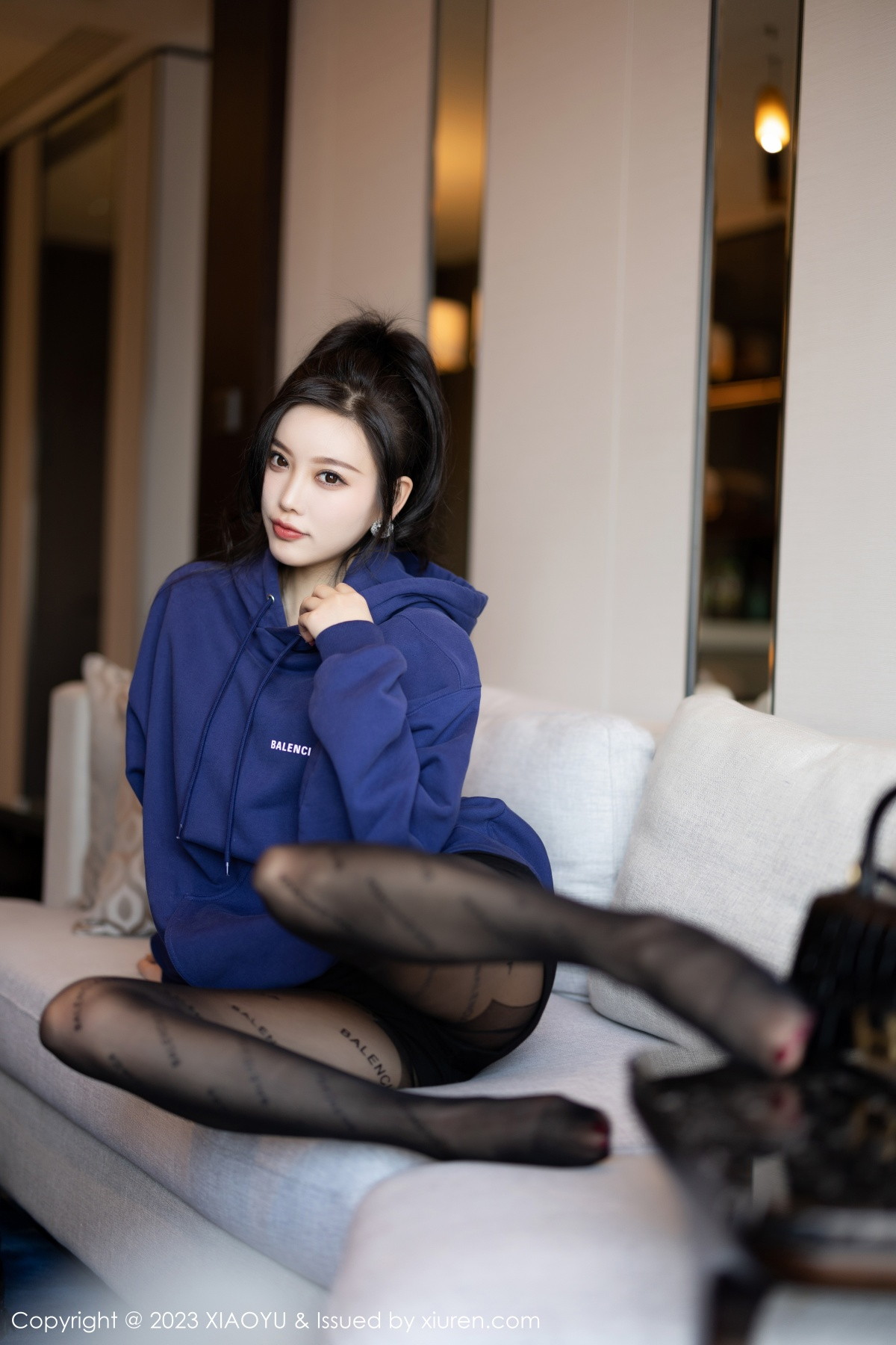 Xgyw.Net_[XiaoYu画语界]Vol.946_女神杨晨晨Yome脱外套露蕾丝内衣超薄黑丝秀完美身材诱惑写真82P