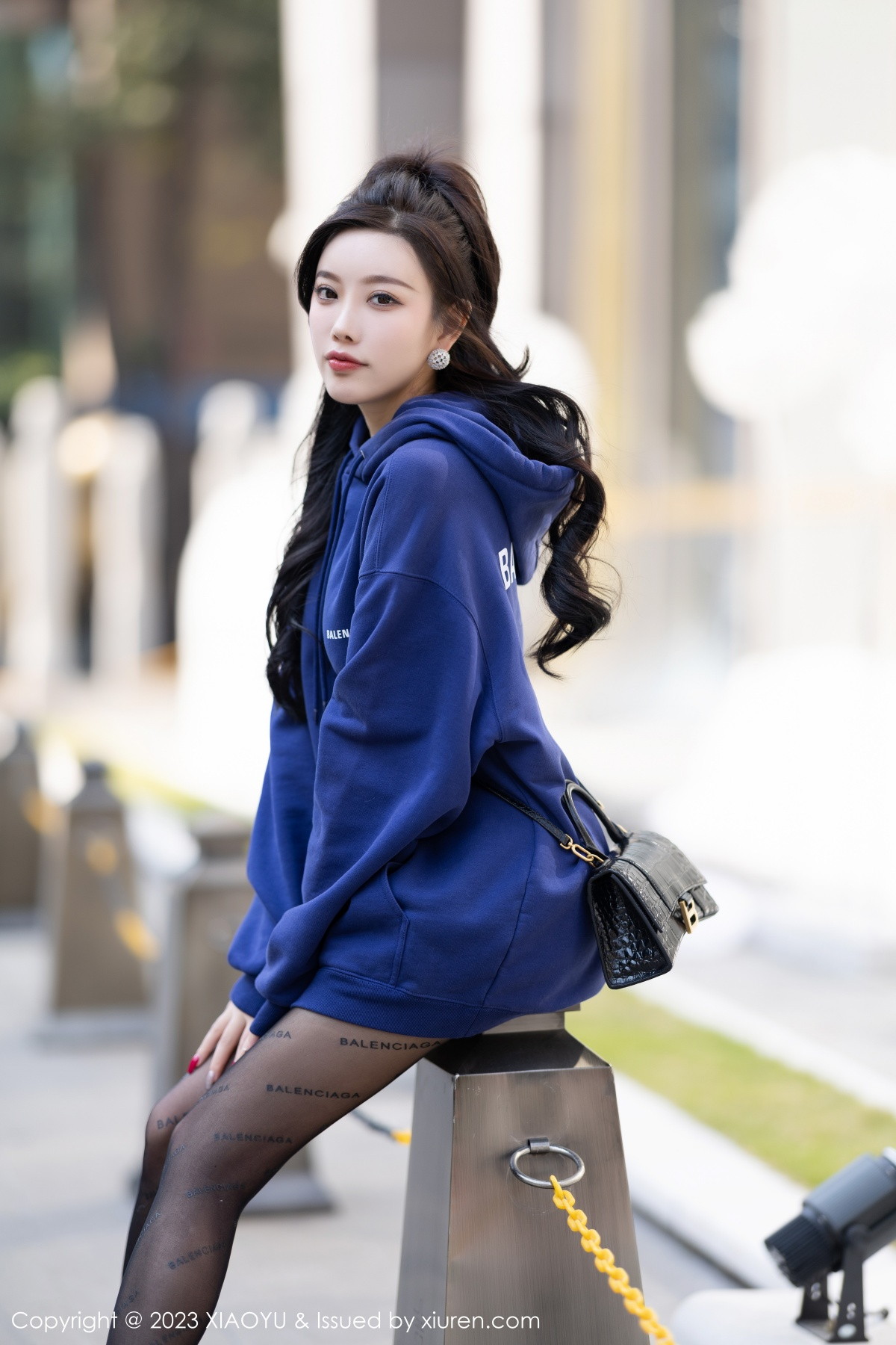 Xgyw.Net_[XiaoYu画语界]Vol.946_女神杨晨晨Yome脱外套露蕾丝内衣超薄黑丝秀完美身材诱惑写真82P