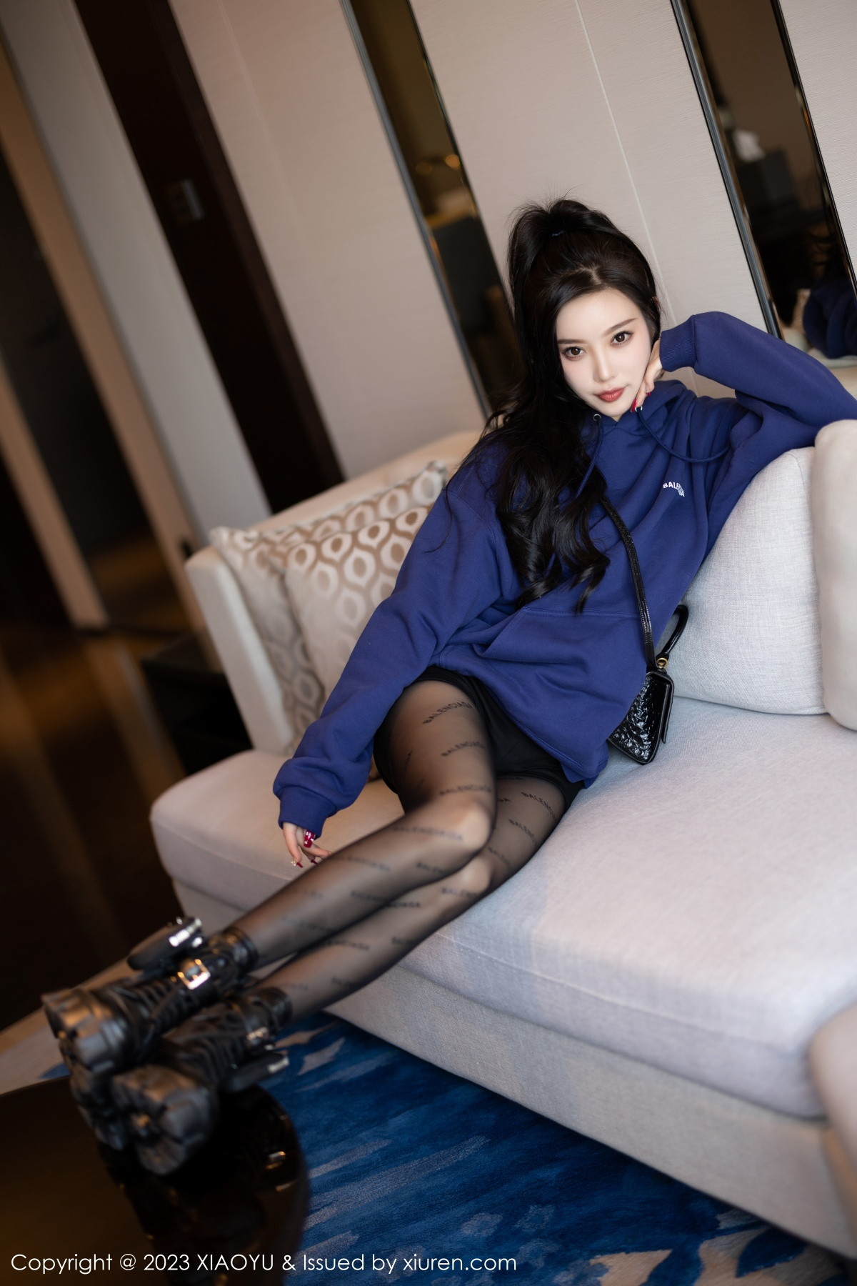 Xgyw.Net_[XiaoYu画语界]Vol.946_女神杨晨晨Yome脱外套露蕾丝内衣超薄黑丝秀完美身材诱惑写真82P
