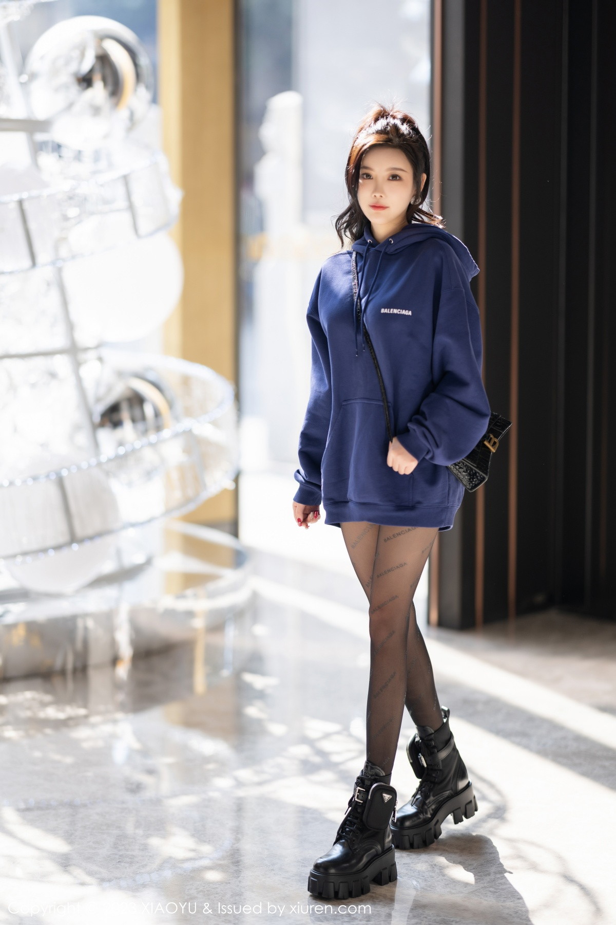 Xgyw.Net_[XiaoYu画语界]Vol.946_女神杨晨晨Yome脱外套露蕾丝内衣超薄黑丝秀完美身材诱惑写真82P