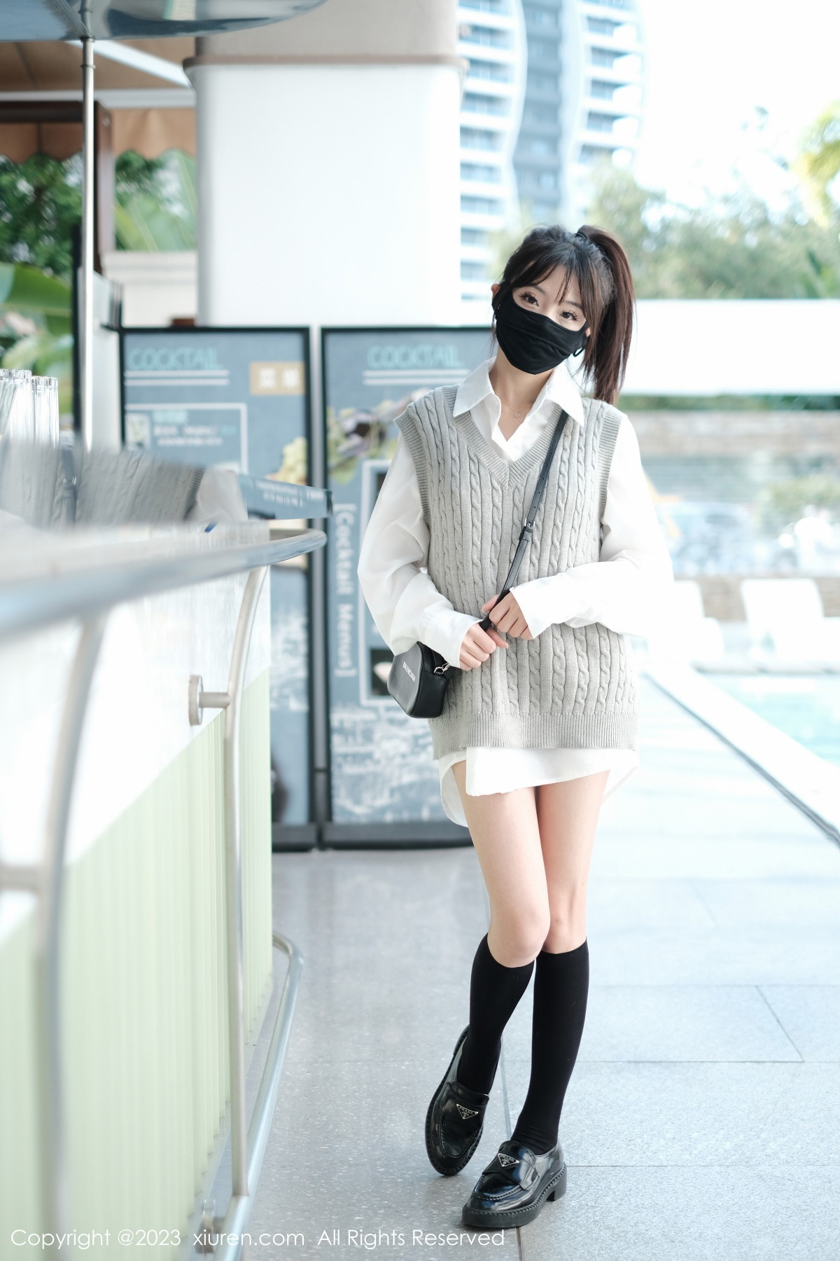 Xgyw.Net_XiuRen第6145期_模特佘贝拉bella南京旅拍性感白T配灰色短裙秀完美身材迷人写真59P