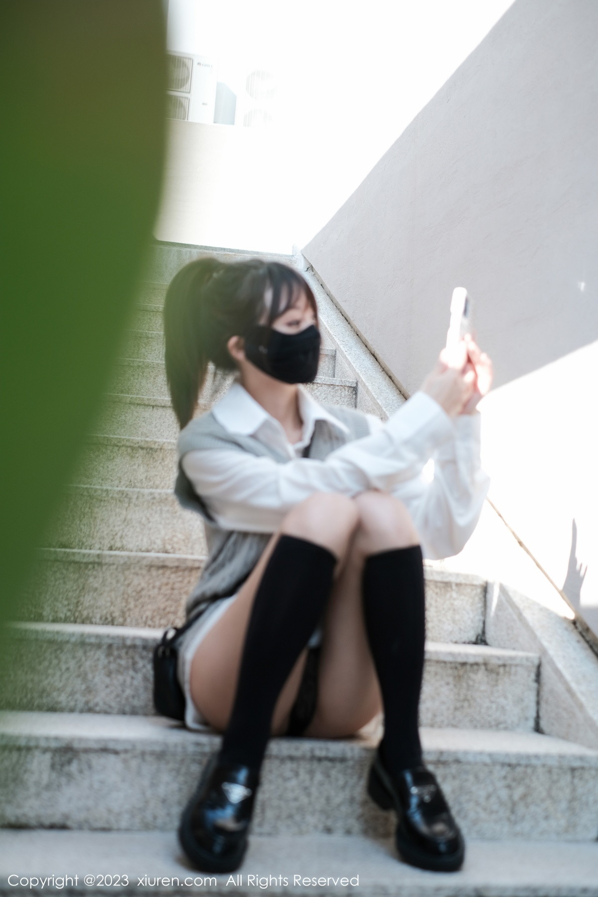 Xgyw.Net_XiuRen第6145期_模特佘贝拉bella南京旅拍性感白T配灰色短裙秀完美身材迷人写真59P