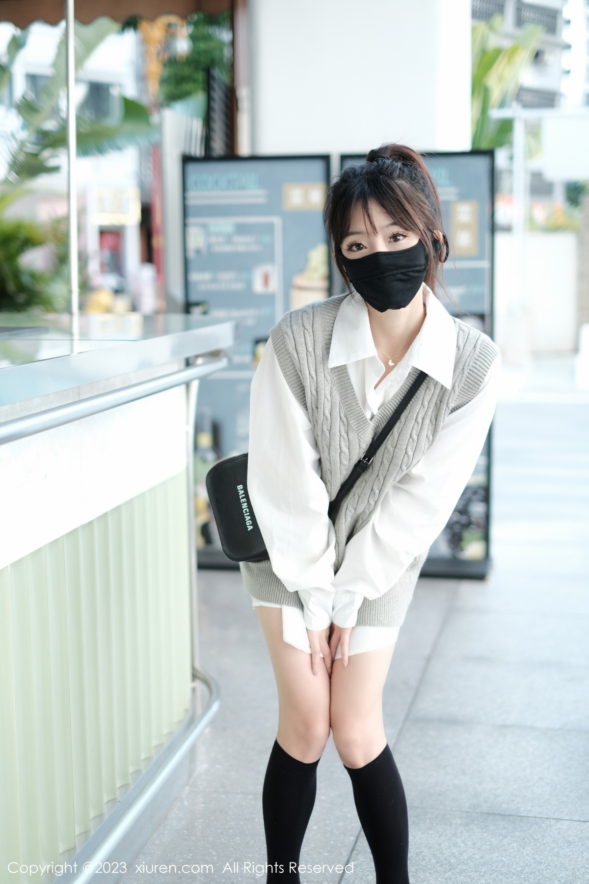 Xgyw.Net_XiuRen第6145期_模特佘贝拉bella南京旅拍性感白T配灰色短裙秀完美身材迷人写真59P