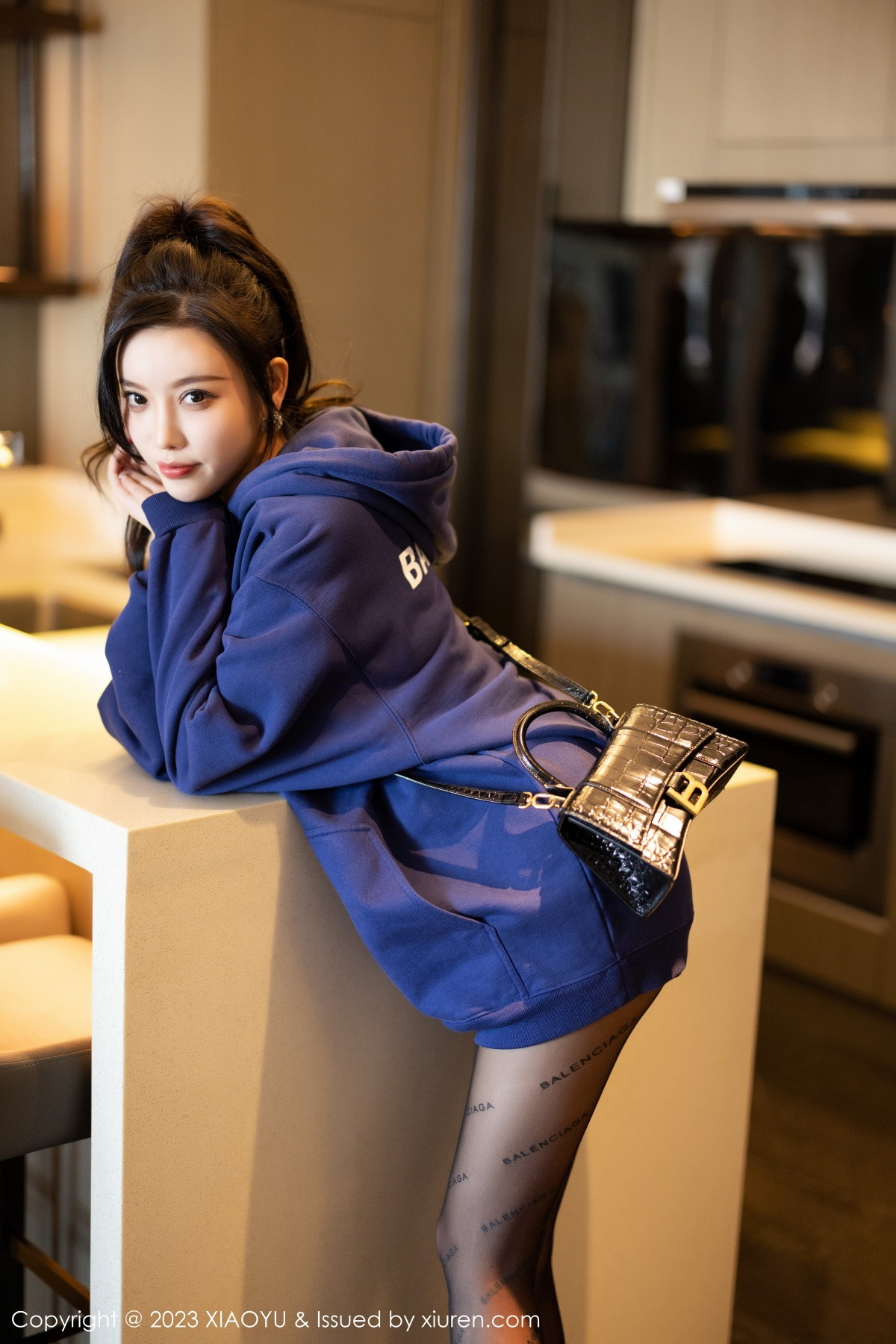 Xgyw.Net_[XiaoYu画语界]Vol.946_女神杨晨晨Yome脱外套露蕾丝内衣超薄黑丝秀完美身材诱惑写真82P