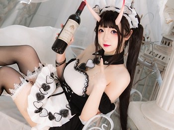 动漫博主雪晴Astra能代女佣主题性感低胸女佣装配黑色丝袜吊袜秀丰满身材骚扰写真60P