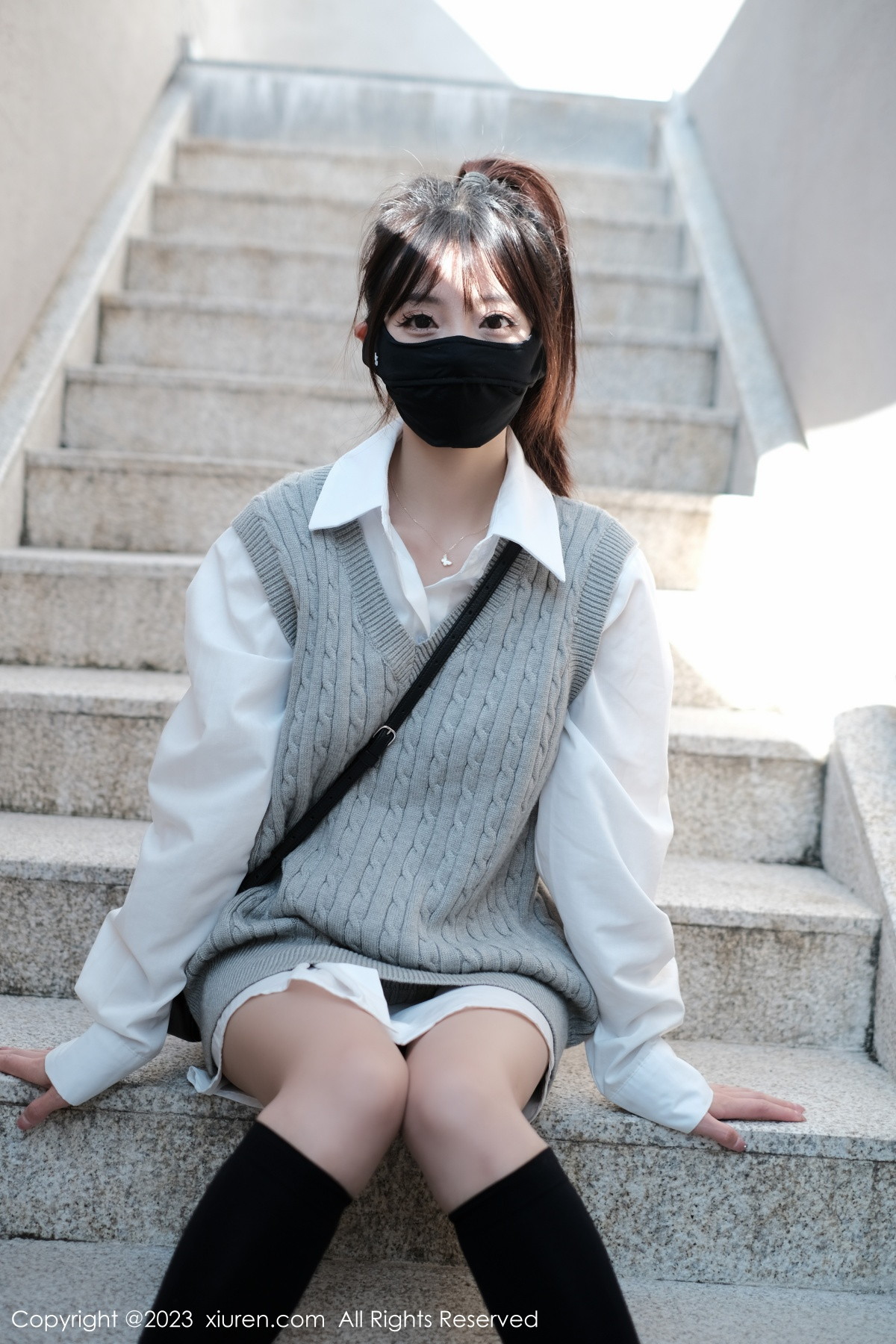 Xgyw.Net_XiuRen第6145期_模特佘贝拉bella南京旅拍性感白T配灰色短裙秀完美身材迷人写真59P