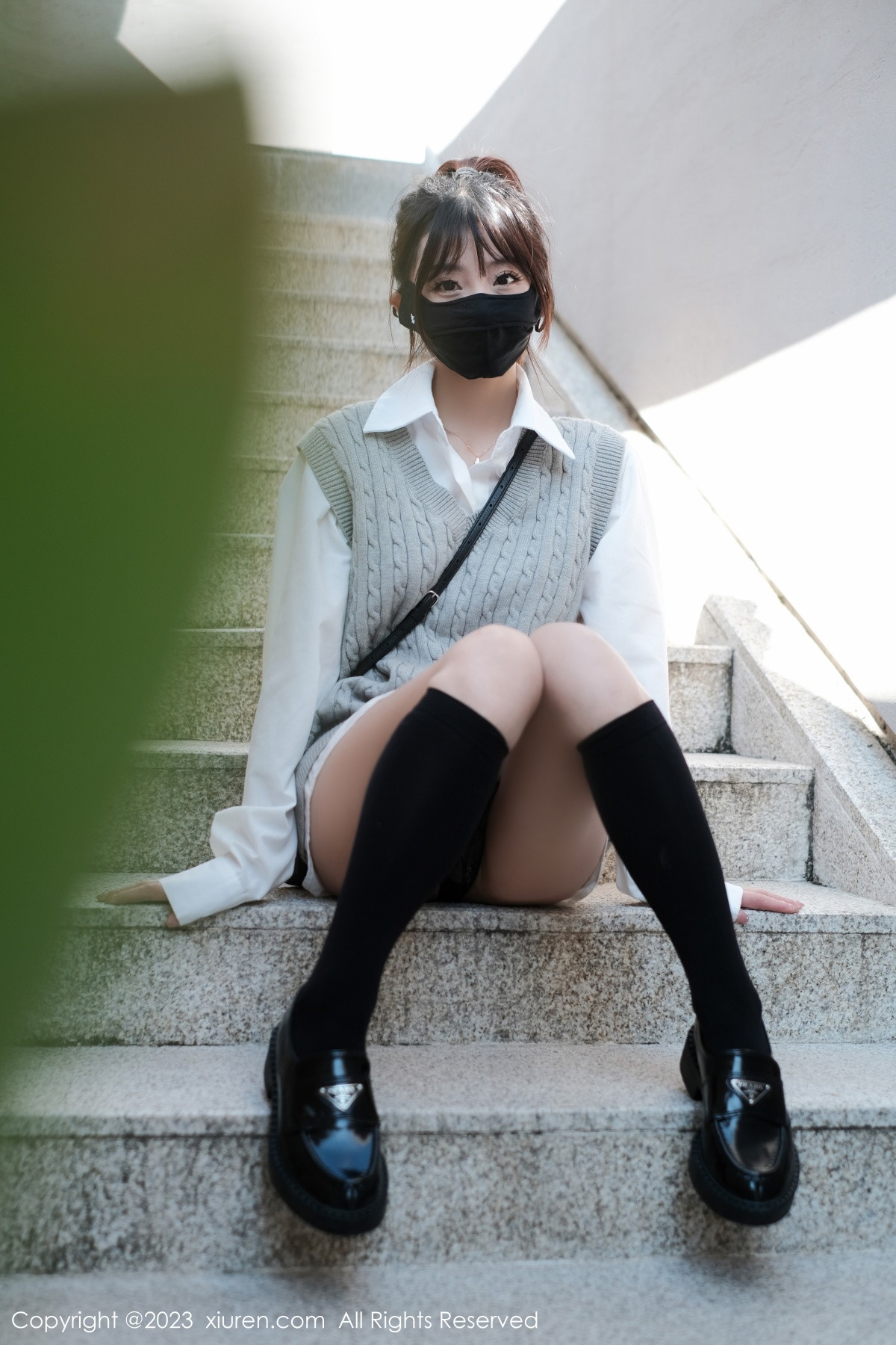 Xgyw.Net_XiuRen第6145期_模特佘贝拉bella南京旅拍性感白T配灰色短裙秀完美身材迷人写真59P