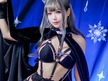 Coser小小妹妹Ely_eee狼暗夜约尔主题黑色披风下性感黑色内衣秀完美身材骚扰写真48P
