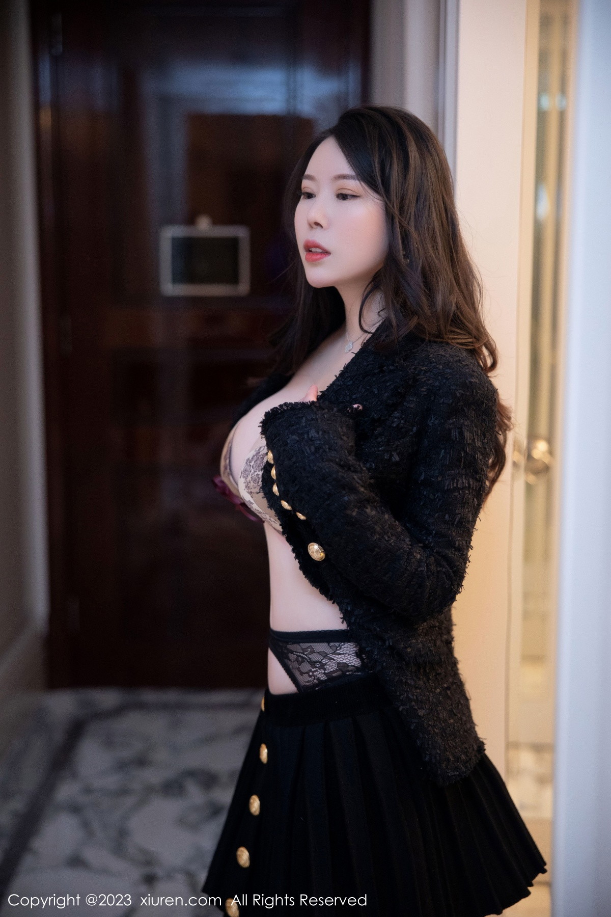 Xgyw.Net_XiuRen第6147期_模特白茹雪私房半脱露金色带图案内衣配黑丝吊袜极致魅惑写真79P