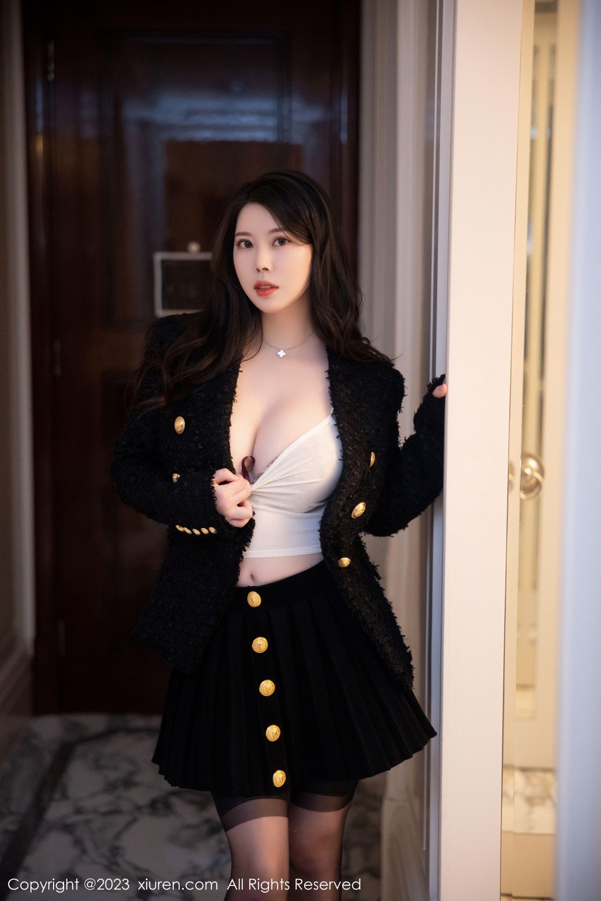Xgyw.Net_XiuRen第6147期_模特白茹雪私房半脱露金色带图案内衣配黑丝吊袜极致魅惑写真79P