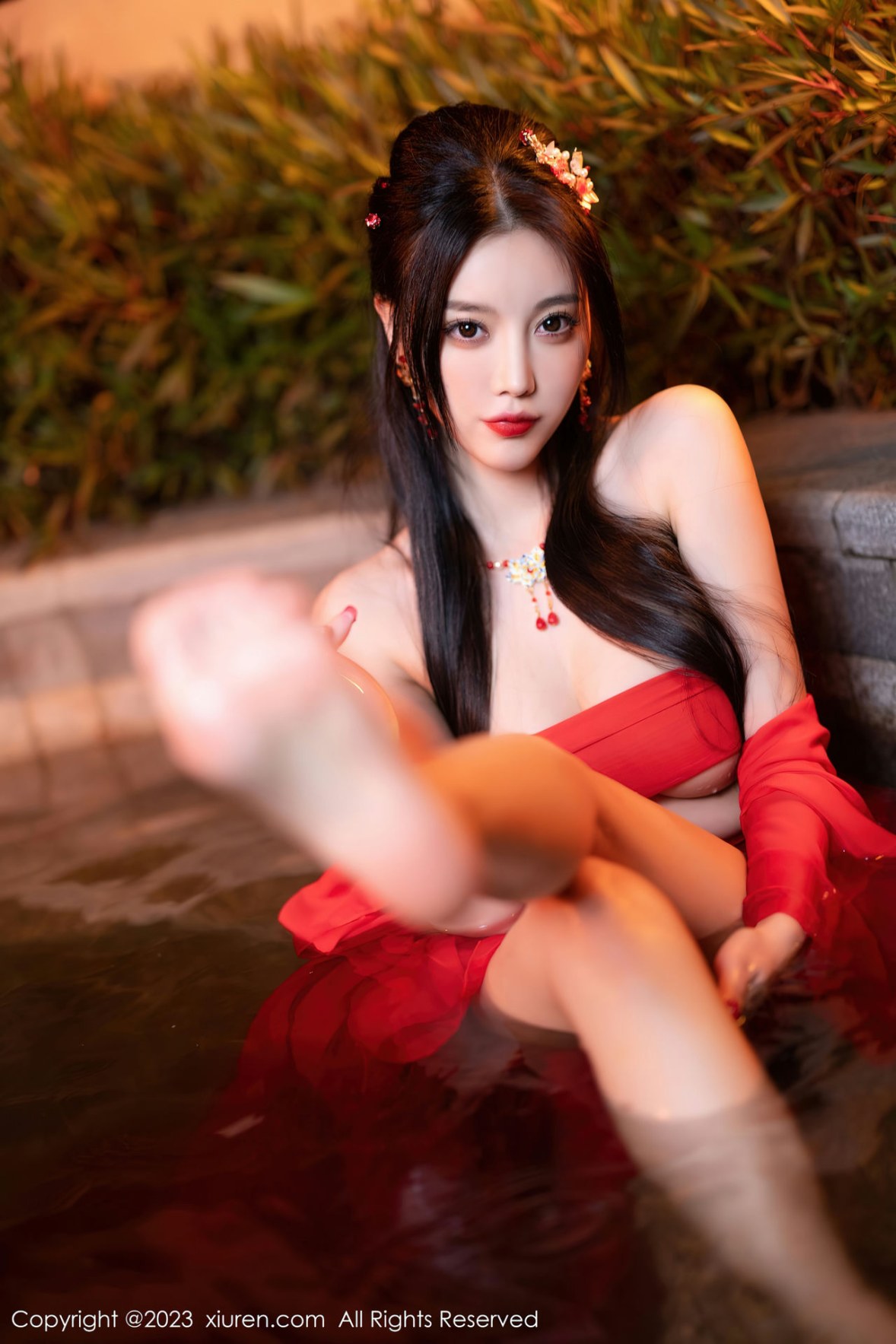 Xgyw.Net_XiuRen第6149期_女神杨晨晨Yome温泉性感半透红色丝绸秀丰满身材惹火诱惑写真88P