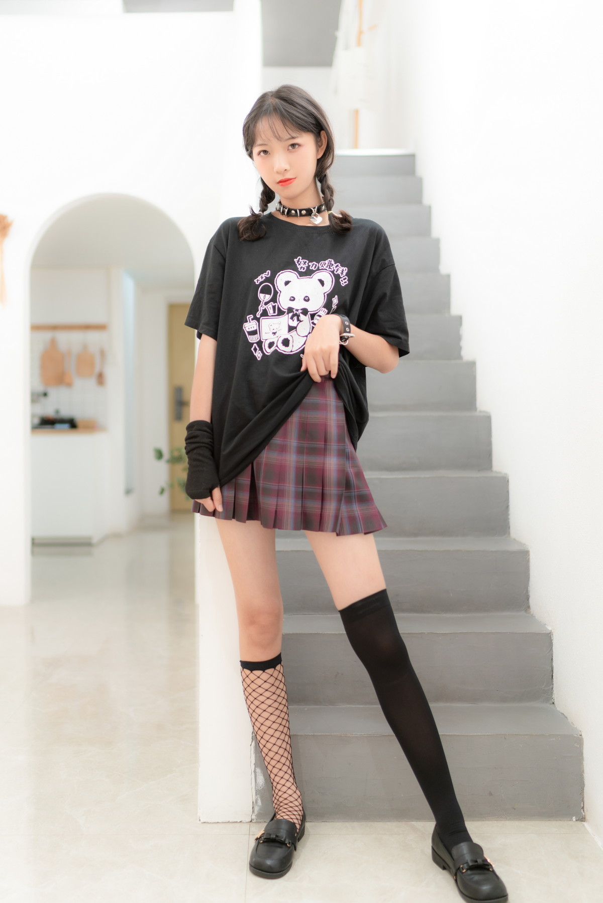 Xgyw.Net_网络美女西瓜少女JK双拼袜主题性感百褶裙下黑色网袜加丝袜秀美腿迷人写真36P