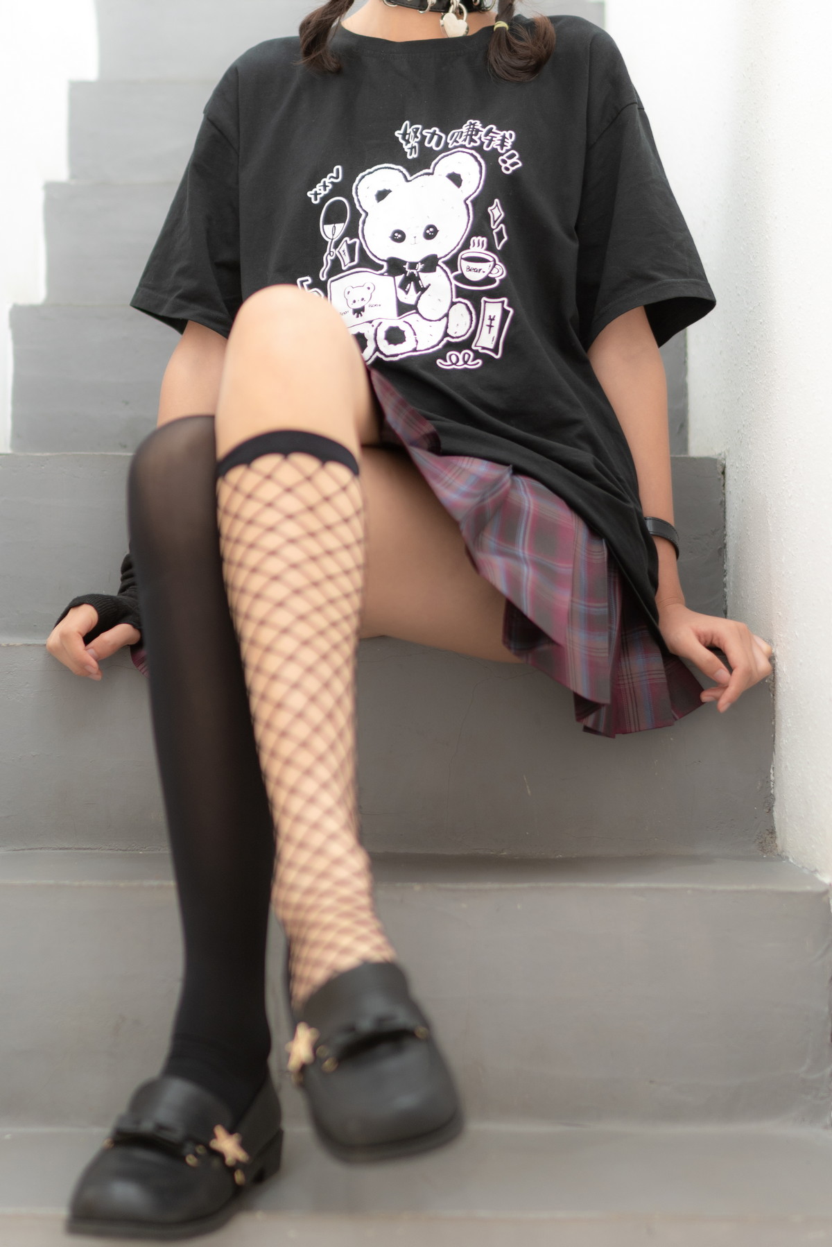 Xgyw.Net_网络美女西瓜少女JK双拼袜主题性感百褶裙下黑色网袜加丝袜秀美腿迷人写真36P