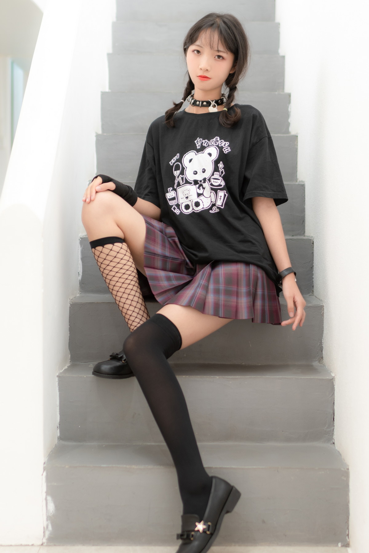 Xgyw.Net_网络美女西瓜少女JK双拼袜主题性感百褶裙下黑色网袜加丝袜秀美腿迷人写真36P
