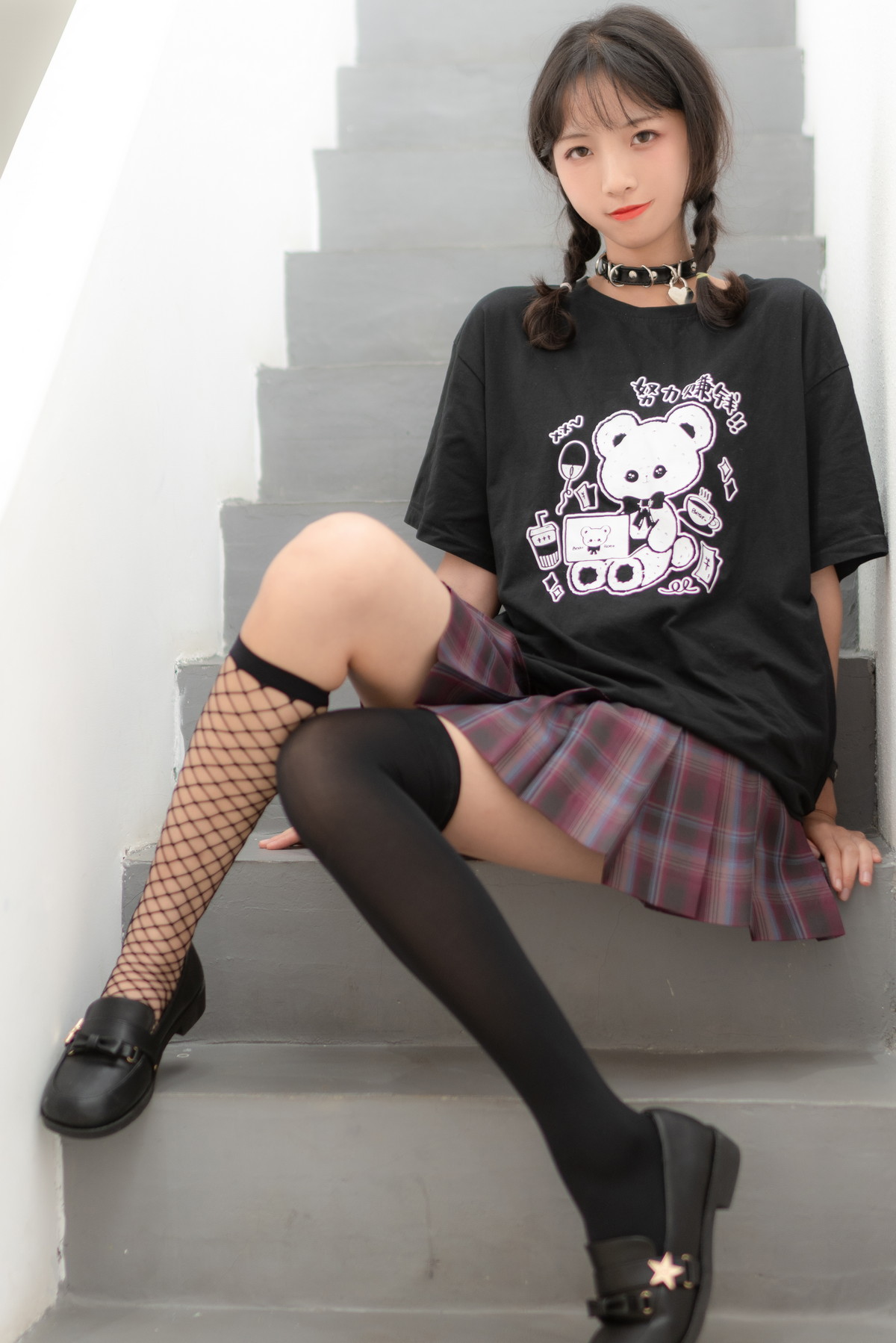 Xgyw.Net_网络美女西瓜少女JK双拼袜主题性感百褶裙下黑色网袜加丝袜秀美腿迷人写真36P