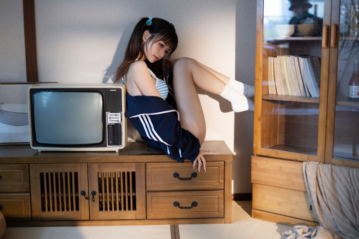 Xgyw.Net_Coser美女河豚抚子夏日比基尼主题居家私房脱运动外衣露性感比基尼迷人写真28P