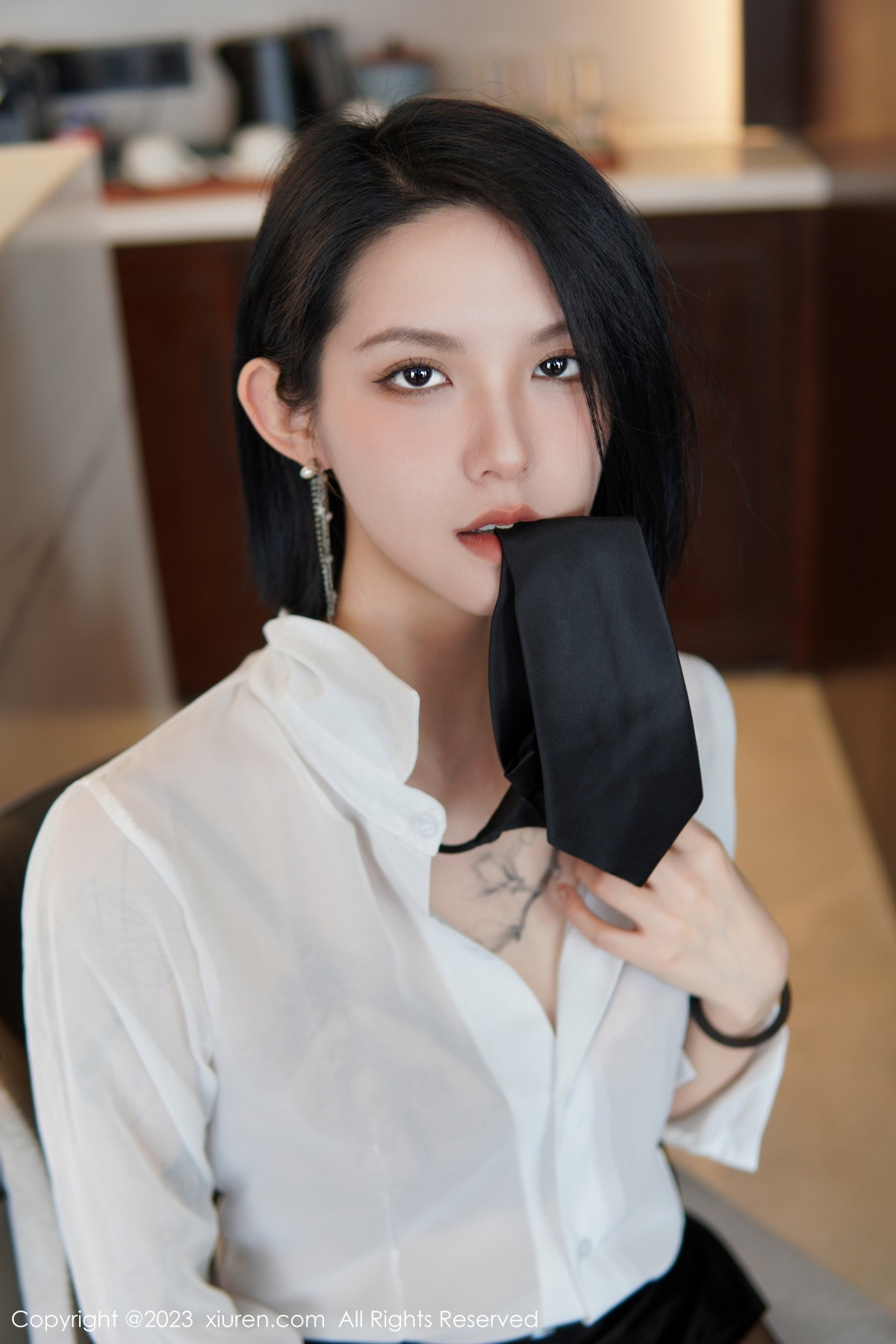 Xgyw.Net_XiuRen第6158期_新人模特乔一一性感白T配黑皮短裙露蕾丝内衣黑丝吊袜诱惑写真80P
