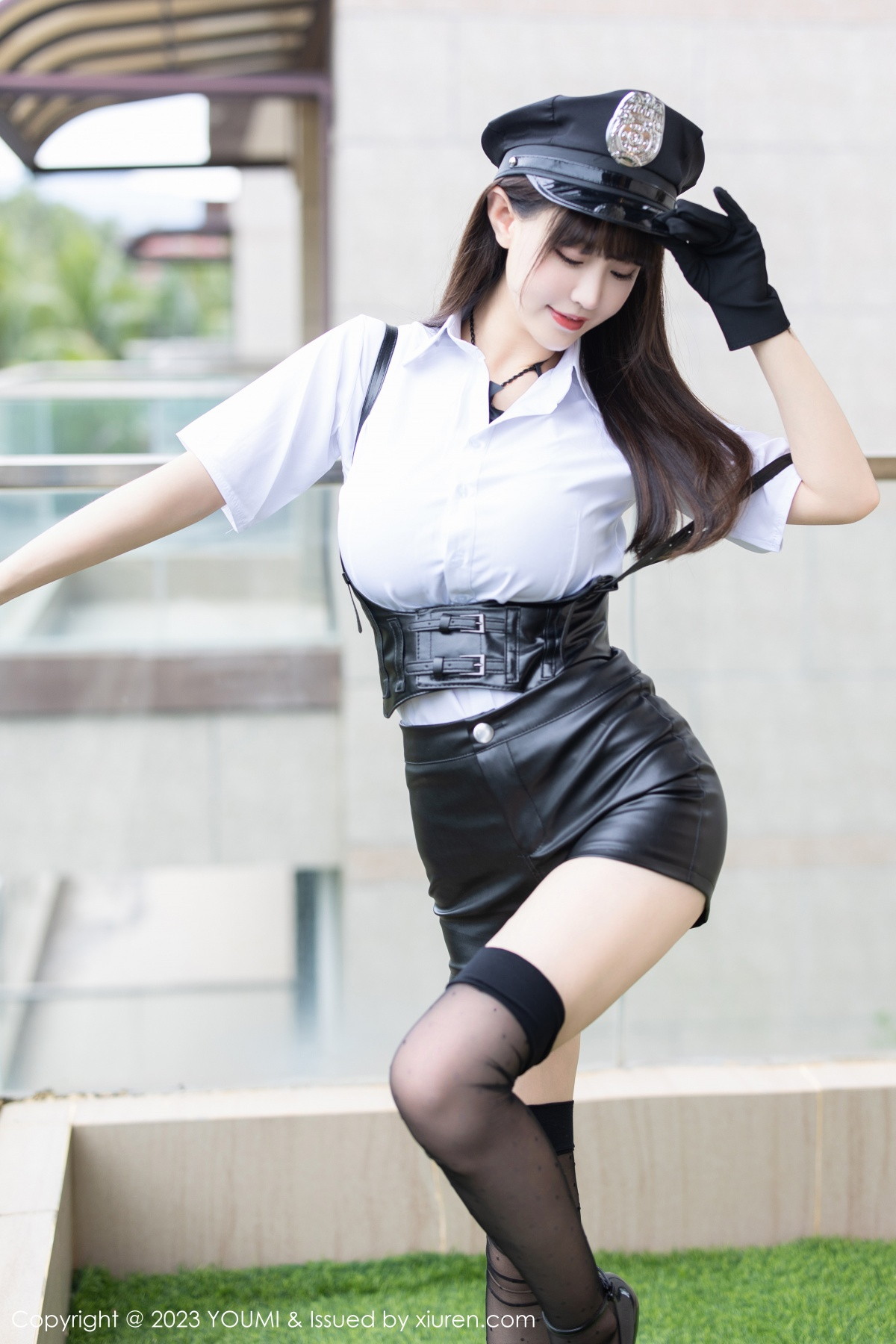 Xgyw.Net_[YouMi尤蜜荟]Vol.893_女神朱可儿Flora女警制服白T配皮短裤露黑色内衣丰满诱惑写真80P