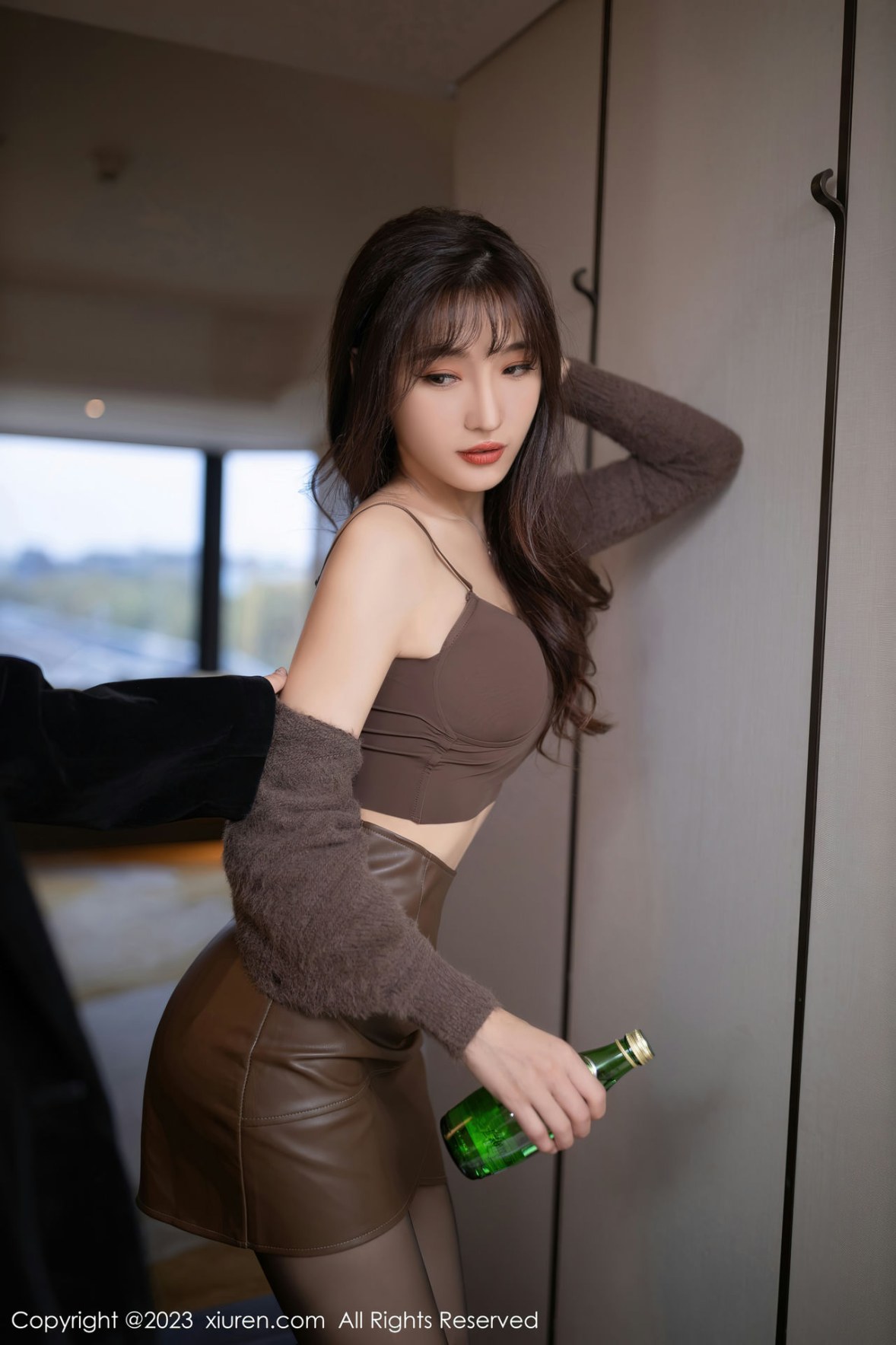 Xgyw.Net_XiuRen第6165期_模特陆萱萱醉酒调教性感吊带配咖啡色短裙秀完美身材诱惑写真78P
