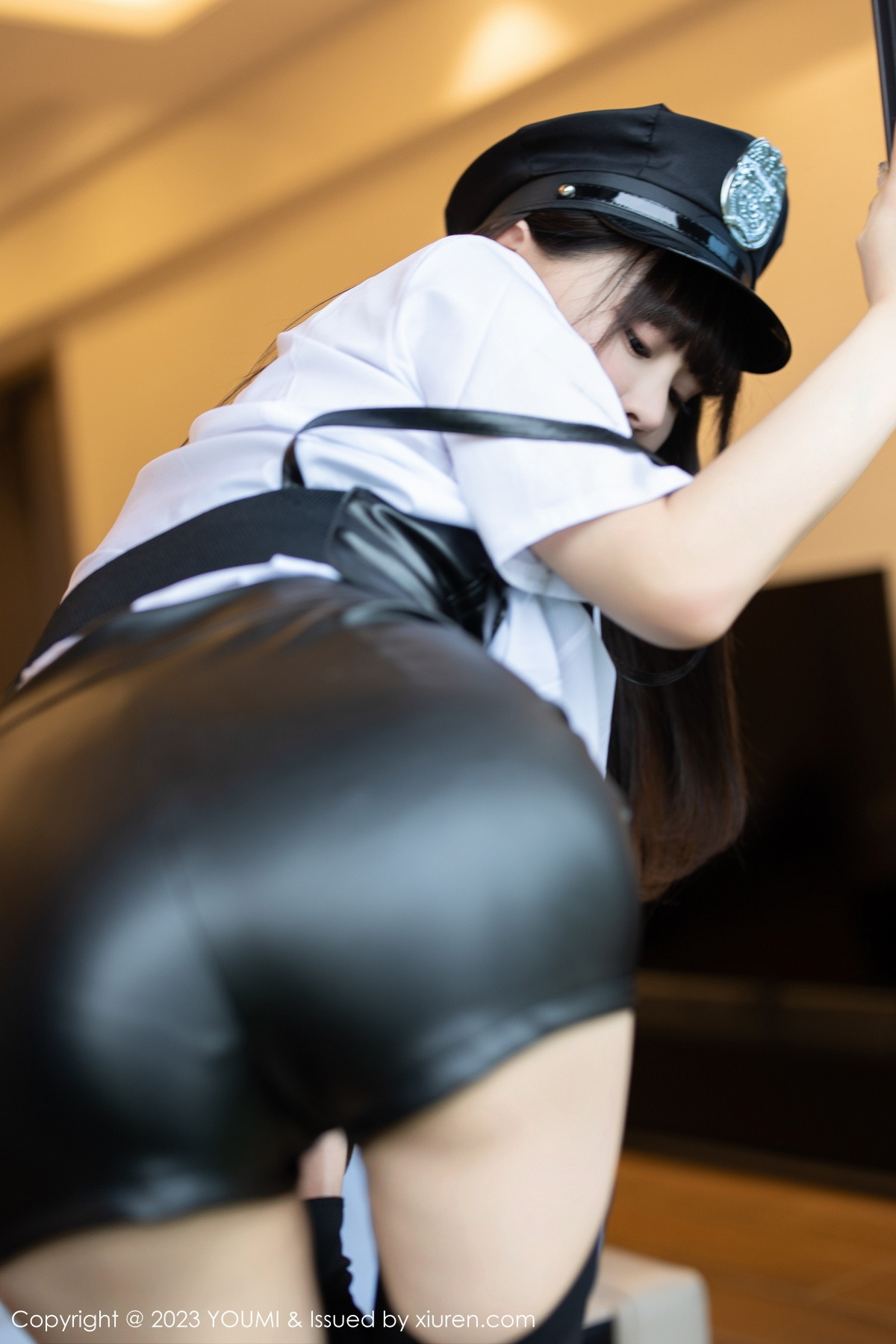 Xgyw.Net_[YouMi尤蜜荟]Vol.893_女神朱可儿Flora女警制服白T配皮短裤露黑色内衣丰满诱惑写真80P