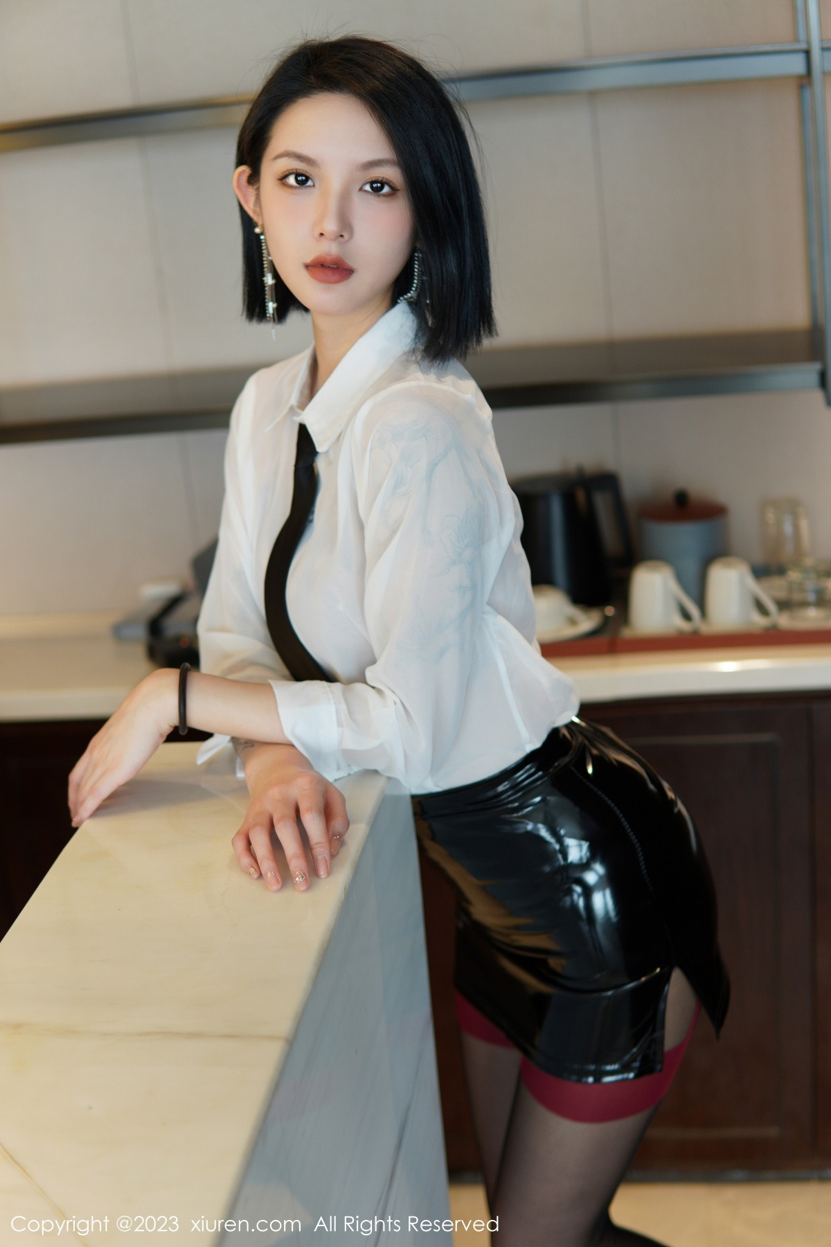 Xgyw.Net_XiuRen第6158期_新人模特乔一一性感白T配黑皮短裙露蕾丝内衣黑丝吊袜诱惑写真80P
