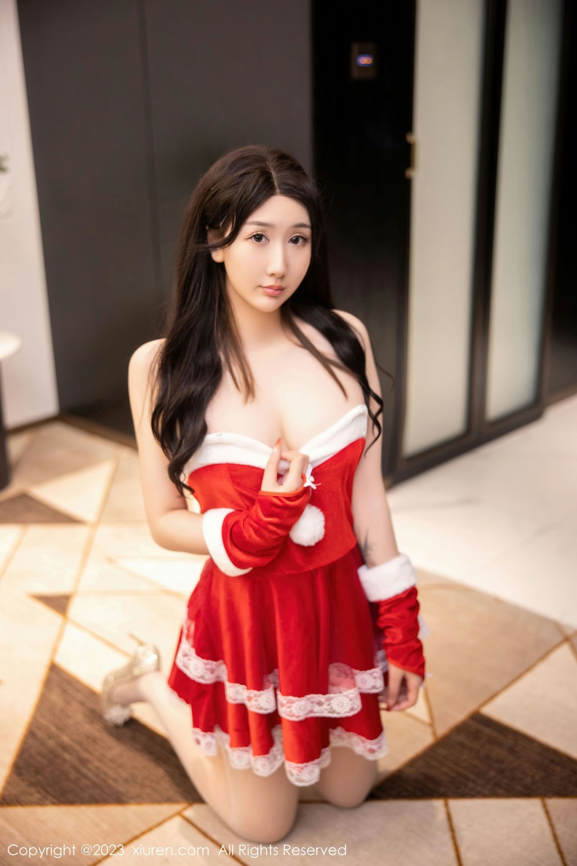 Xgyw.Net_XiuRen第6163期_模特江真真性感红色贺新年服配白色蕾丝袜秀白嫩美腿迷人写真87P
