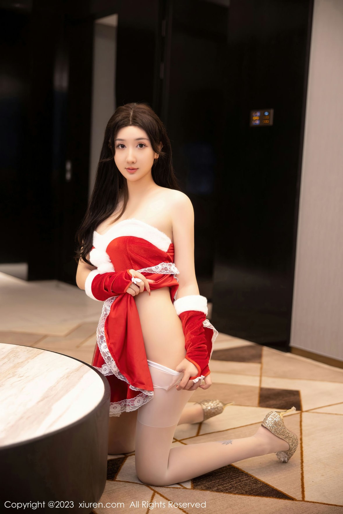 Xgyw.Net_XiuRen第6163期_模特江真真性感红色贺新年服配白色蕾丝袜秀白嫩美腿迷人写真87P