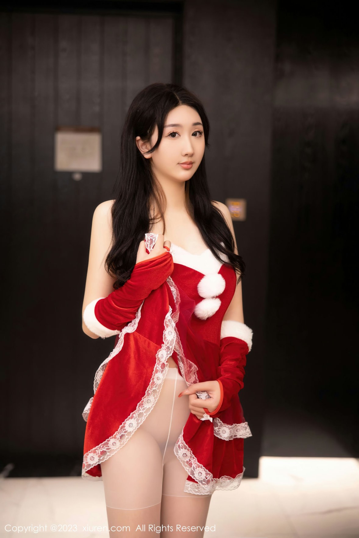 Xgyw.Net_XiuRen第6163期_模特江真真性感红色贺新年服配白色蕾丝袜秀白嫩美腿迷人写真87P