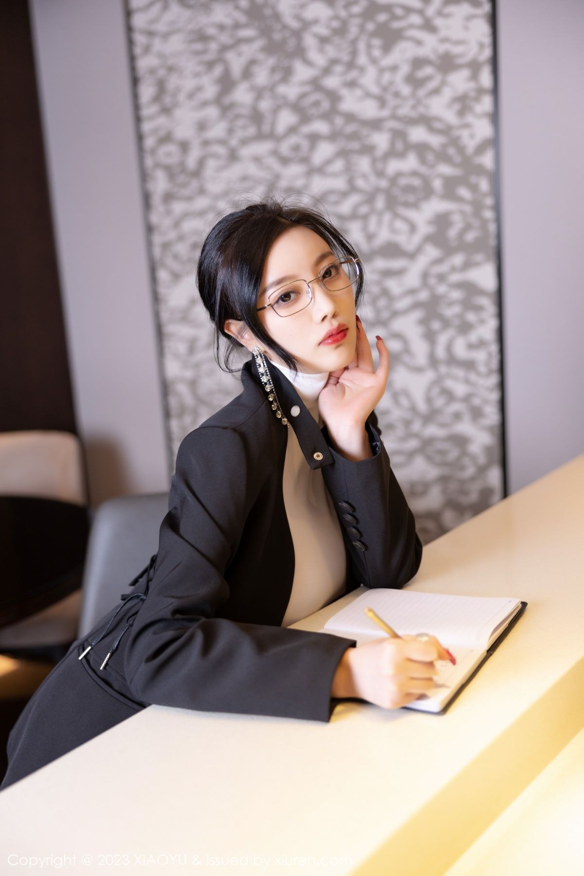 Xgyw.Net_[XiaoYu画语界]Vol.951_女神杨晨晨Yome白色半透紧身衣配灰丝吊袜秀丰满身材诱惑写真86P