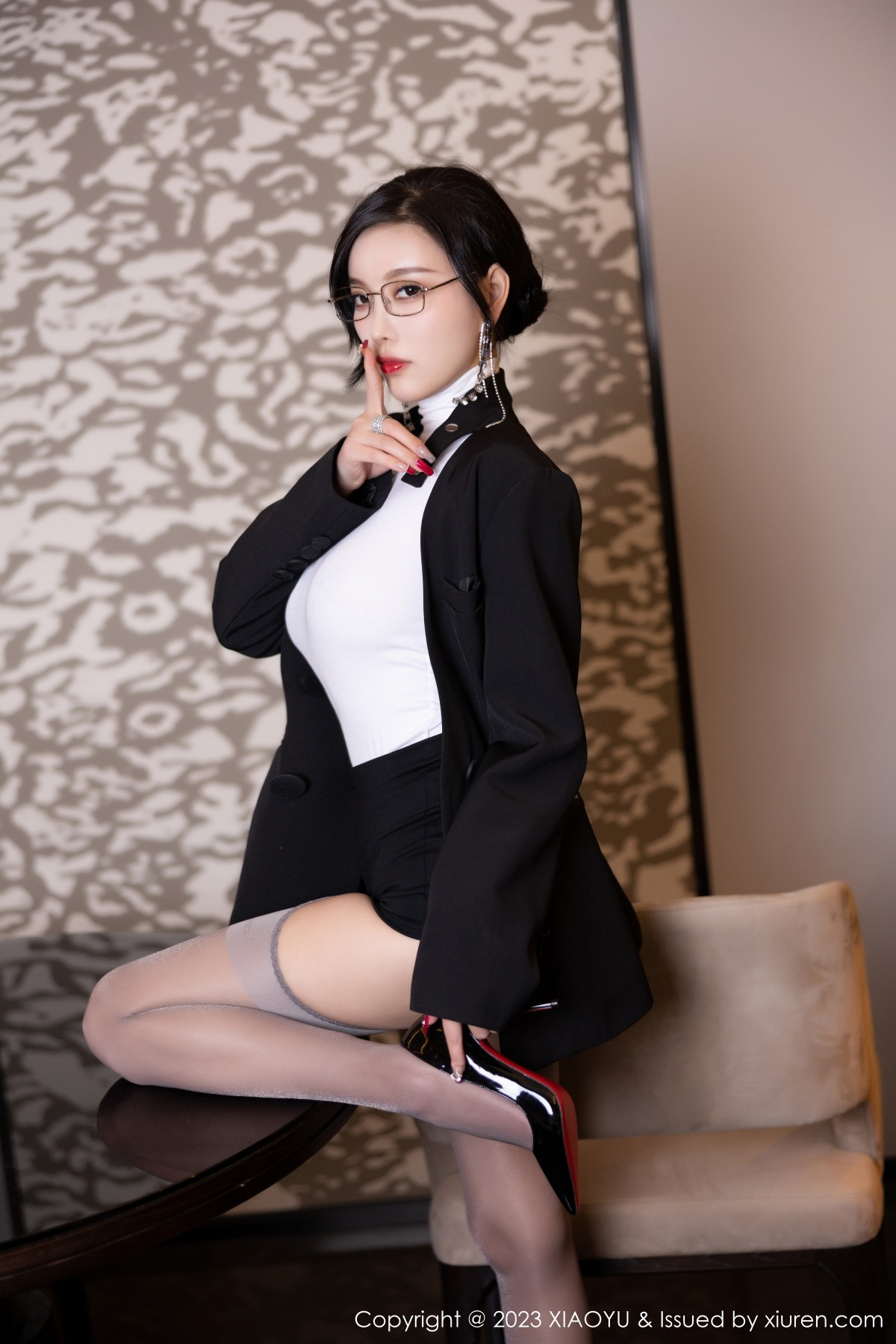 Xgyw.Net_[XiaoYu画语界]Vol.951_女神杨晨晨Yome白色半透紧身衣配灰丝吊袜秀丰满身材诱惑写真86P
