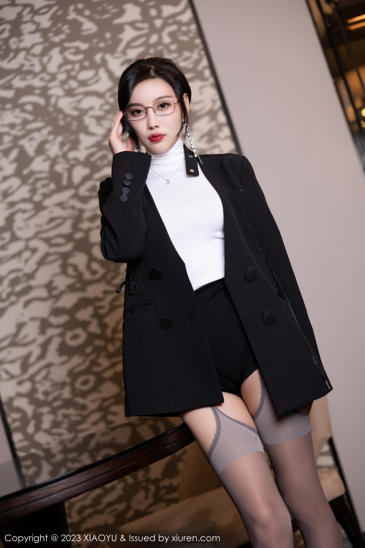 Xgyw.Net_[XiaoYu画语界]Vol.951_女神杨晨晨Yome白色半透紧身衣配灰丝吊袜秀丰满身材诱惑写真86P