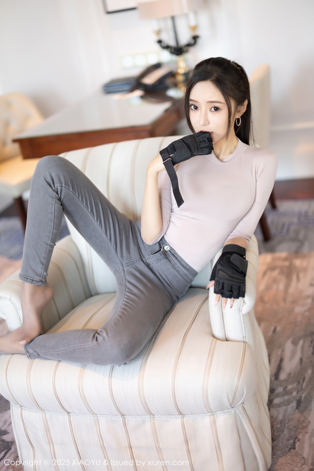 Xgyw.Net_[XiaoYu画语界]Vol.952_女神王馨瑶yanni户外浅灰收身上衣配牛仔裤秀完美身材诱惑写真86P
