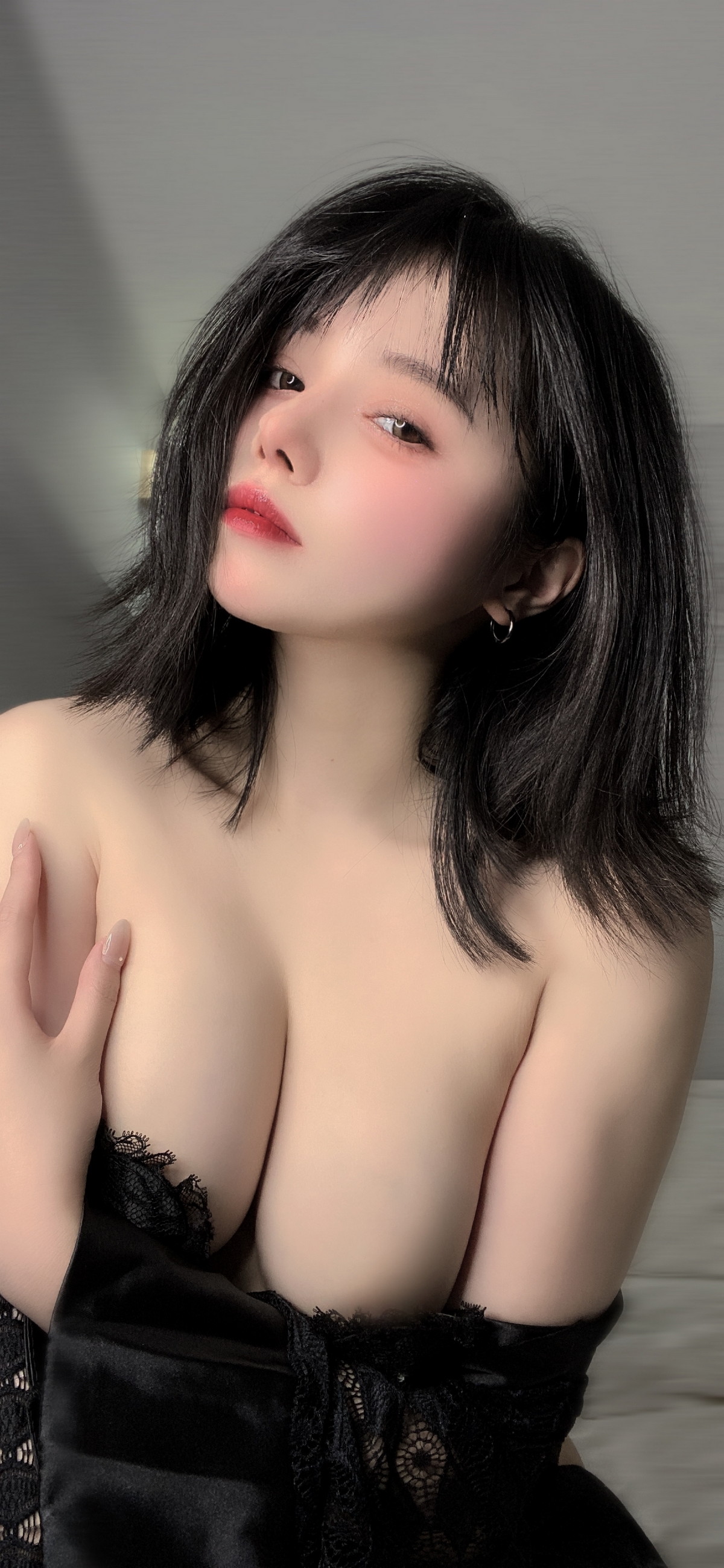 Xgyw.Net_网络美女七月喵子回家的诱惑主题私房性感黑色缕空服饰半脱露豪乳遮点诱惑写真46P