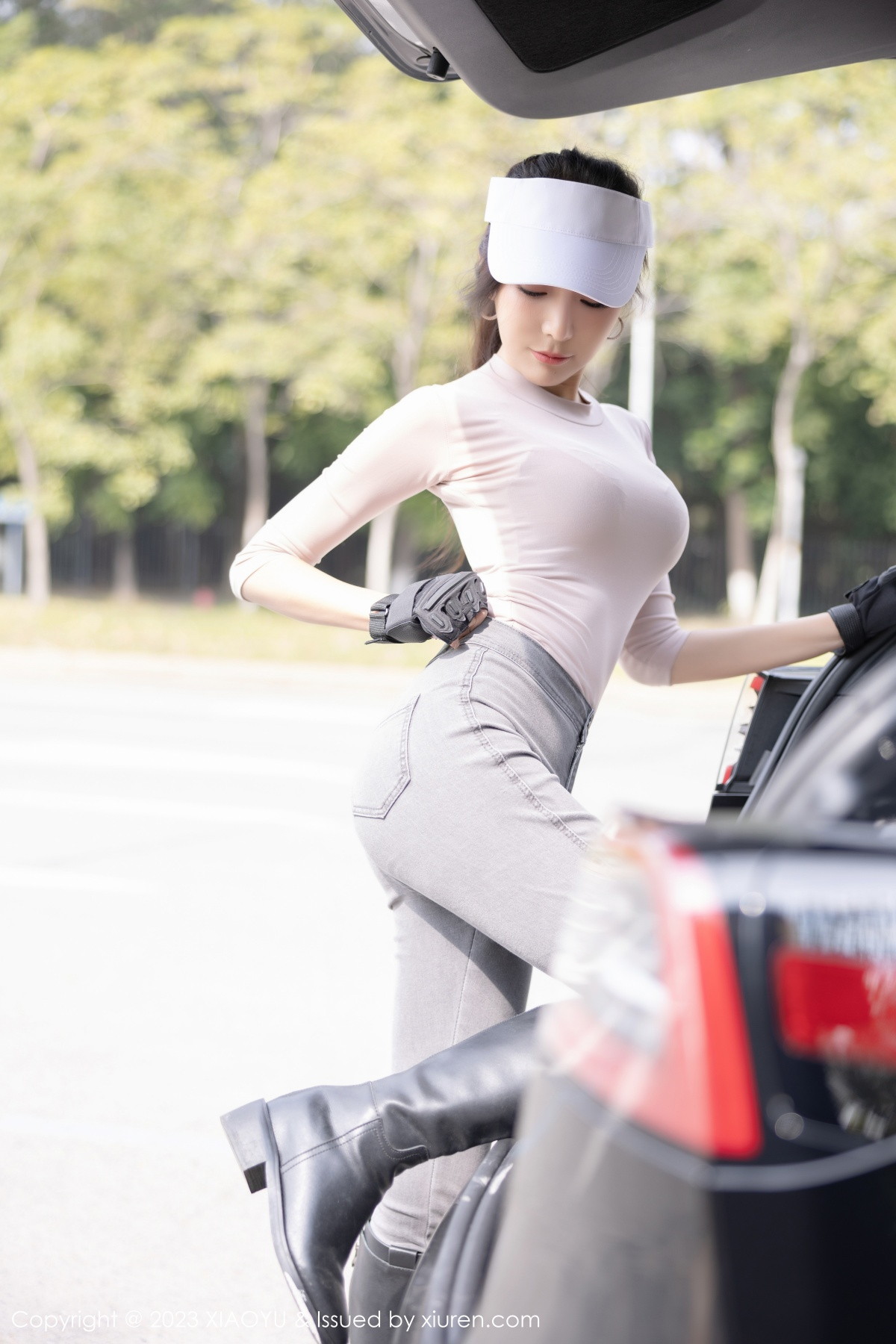 Xgyw.Net_[XiaoYu画语界]Vol.952_女神王馨瑶yanni户外浅灰收身上衣配牛仔裤秀完美身材诱惑写真86P