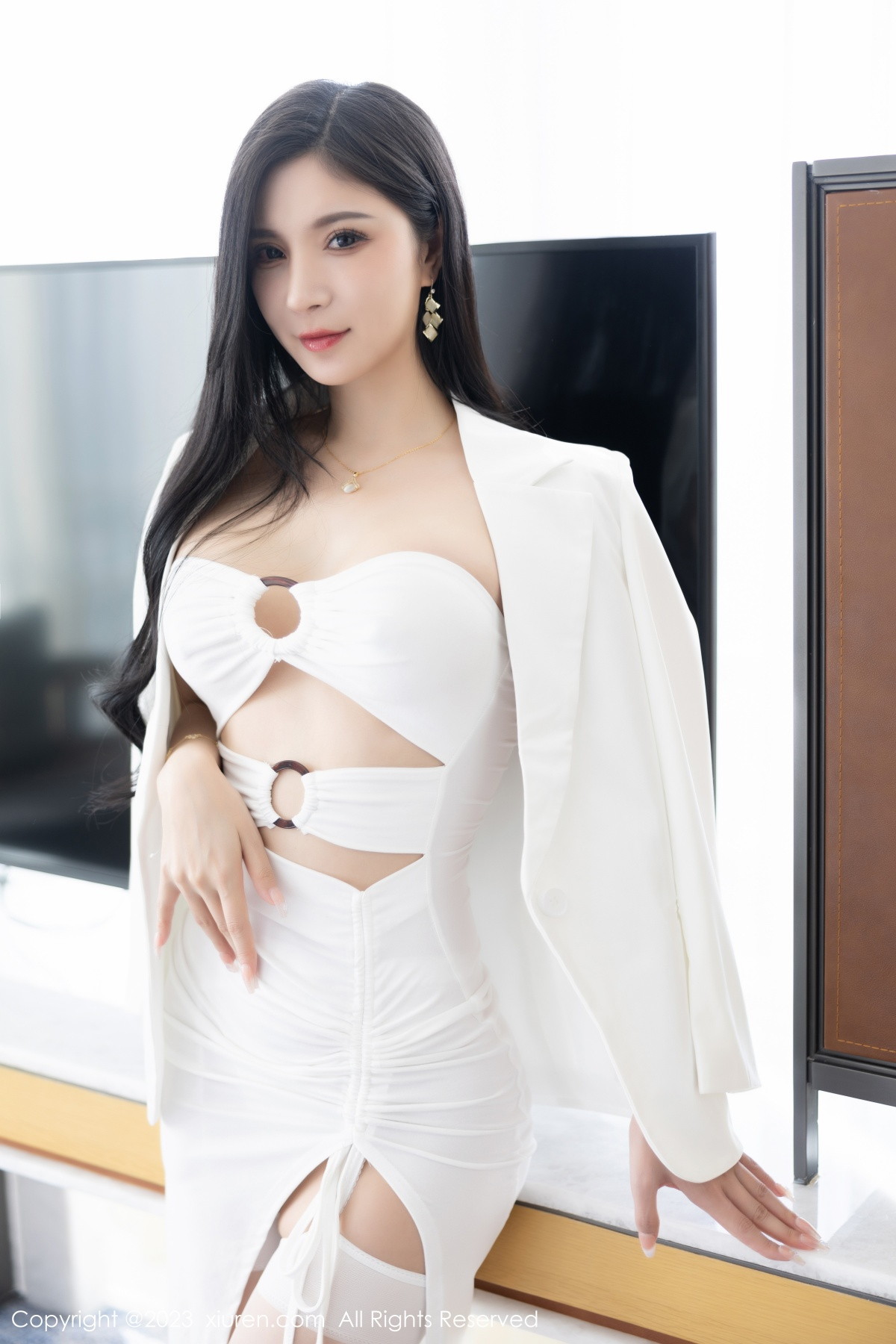 Xgyw.Net_XiuRen第6177期_模特小蛮妖Yummy海南岛旅拍性感白色内衣配白丝吊袜诱惑写真83P