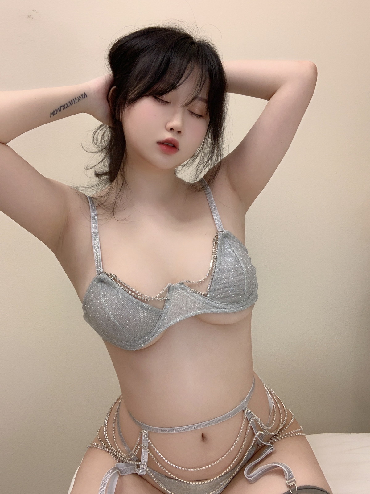 Xgyw.Net_蜜桃少女是依酱呀璀璨主题私房脱性感灰色内衣露豪乳宝石遮点极致诱惑写真30P