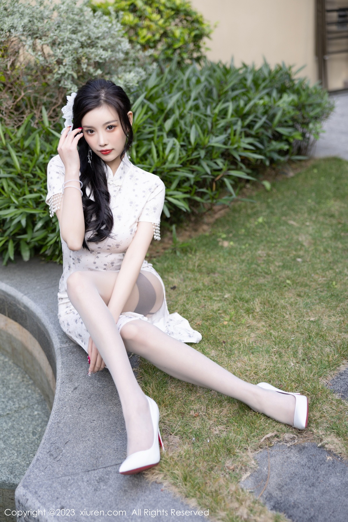 Xgyw.Net_XiuRen第6186期_女神杨晨晨Yome白色带图案旗袍露性感灰色内衣完美诱惑写真86P